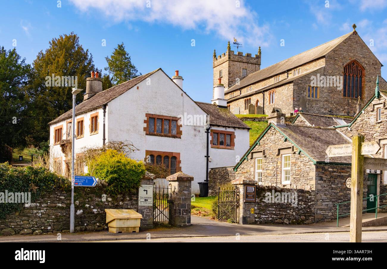 Altes Gymnasialmuseum und Pfarrkirche St. Michael und all Angels im Lake District National Park. Hawkshead, Cumbria, England, Großbritannien Stockfoto