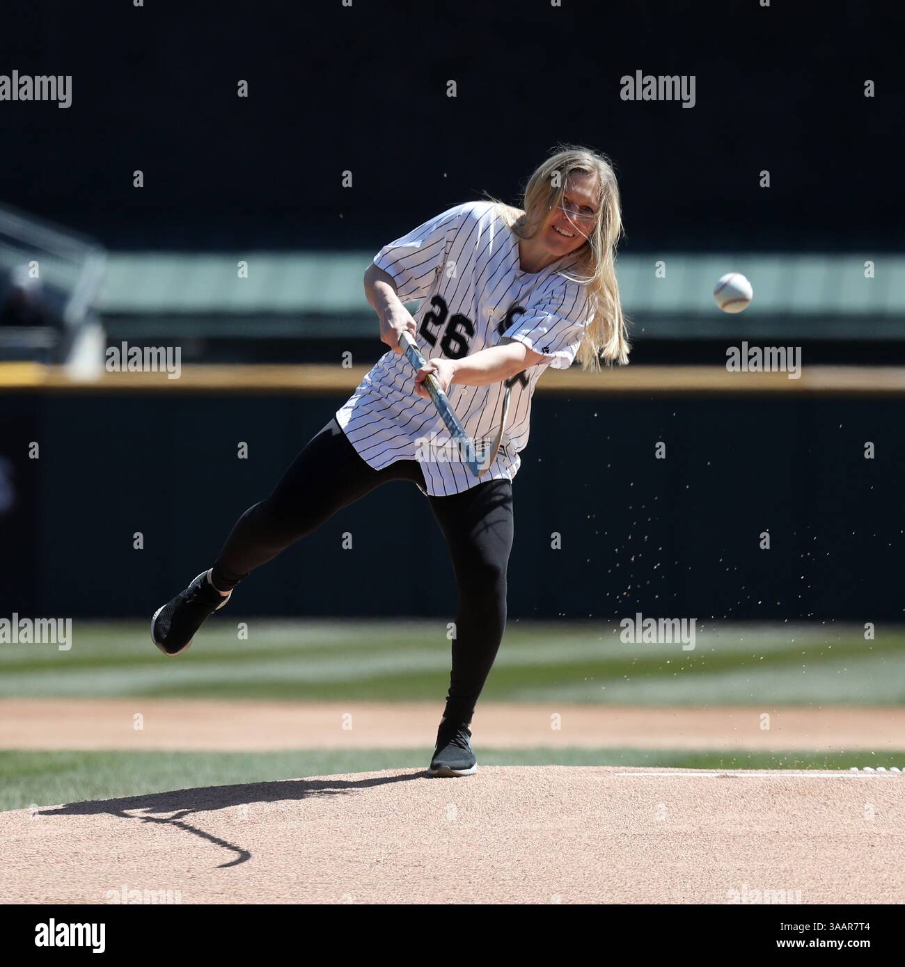 7. April 2018: Chicago, IL, USA - die US-amerikanische Eishockeynationalmannschaft der Frauen Olympiasiegerin Kendall Coyne schießt am Samstag, den 7. April 2018, ein zeremonielles erstes Feld mit ihrem Stock, bevor die Chicago White Sox und Detroit Tigers im garantierten Rate Field in Chicago spielen. (Bild: © John J. Kim/TNS via ZUMA Wire) Stockfoto