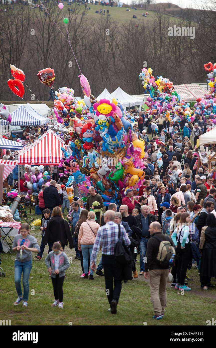 3. April 2018 – Krakau, Polen – RÄ™kawka – polnischer Osterbrauch, der am Dienstag nach Ostern in Krakau gefeiert wird und sich auf die slawische Tradition Dziadys bezieht. Die Ärmeltradition umfasste das Werfen und Rollen von Eiern, das Symbol der Auferstehung. Es wird mit der Legende des Krakhügels in Verbindung gebracht, der nach dem Tod des Königs vom Volk gemacht wurde. Die Tradition besagt, dass die Erde auf dem Hügel in den Ärmeln getragen wurde und daher der Name „RÄ™kawka“. Die Manifestationen des ursprünglichen Teils, der den Toten gegeben wurde, beinhalteten das Abwerfen von Lebensmitteln und Münzen vom Hügel. Es ist möglich, dass dies auf e basierte Stockfoto