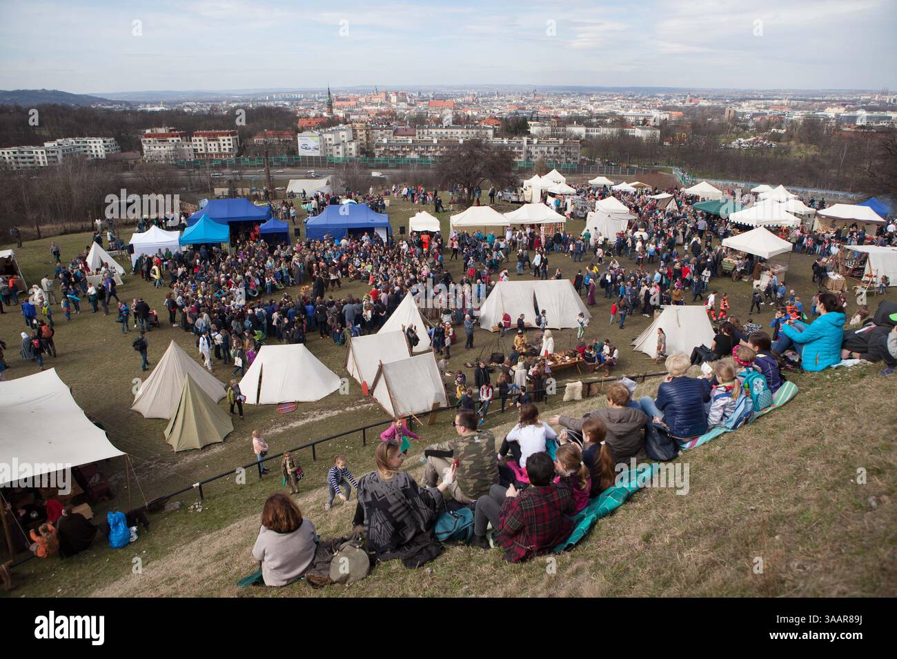 3. April 2018 – Krakau, Polen – RÄ™kawka – polnischer Osterbrauch, der am Dienstag nach Ostern in Krakau gefeiert wird und sich auf die slawische Tradition Dziadys bezieht. Die Ärmeltradition umfasste das Werfen und Rollen von Eiern, das Symbol der Auferstehung. Es wird mit der Legende des Krakhügels in Verbindung gebracht, der nach dem Tod des Königs vom Volk gemacht wurde. Die Tradition besagt, dass die Erde auf dem Hügel in den Ärmeln getragen wurde und daher der Name „RÄ™kawka“. Die Manifestationen des ursprünglichen Teils, der den Toten gegeben wurde, beinhalteten das Abwerfen von Lebensmitteln und Münzen vom Hügel. Es ist möglich, dass dies auf e basierte Stockfoto