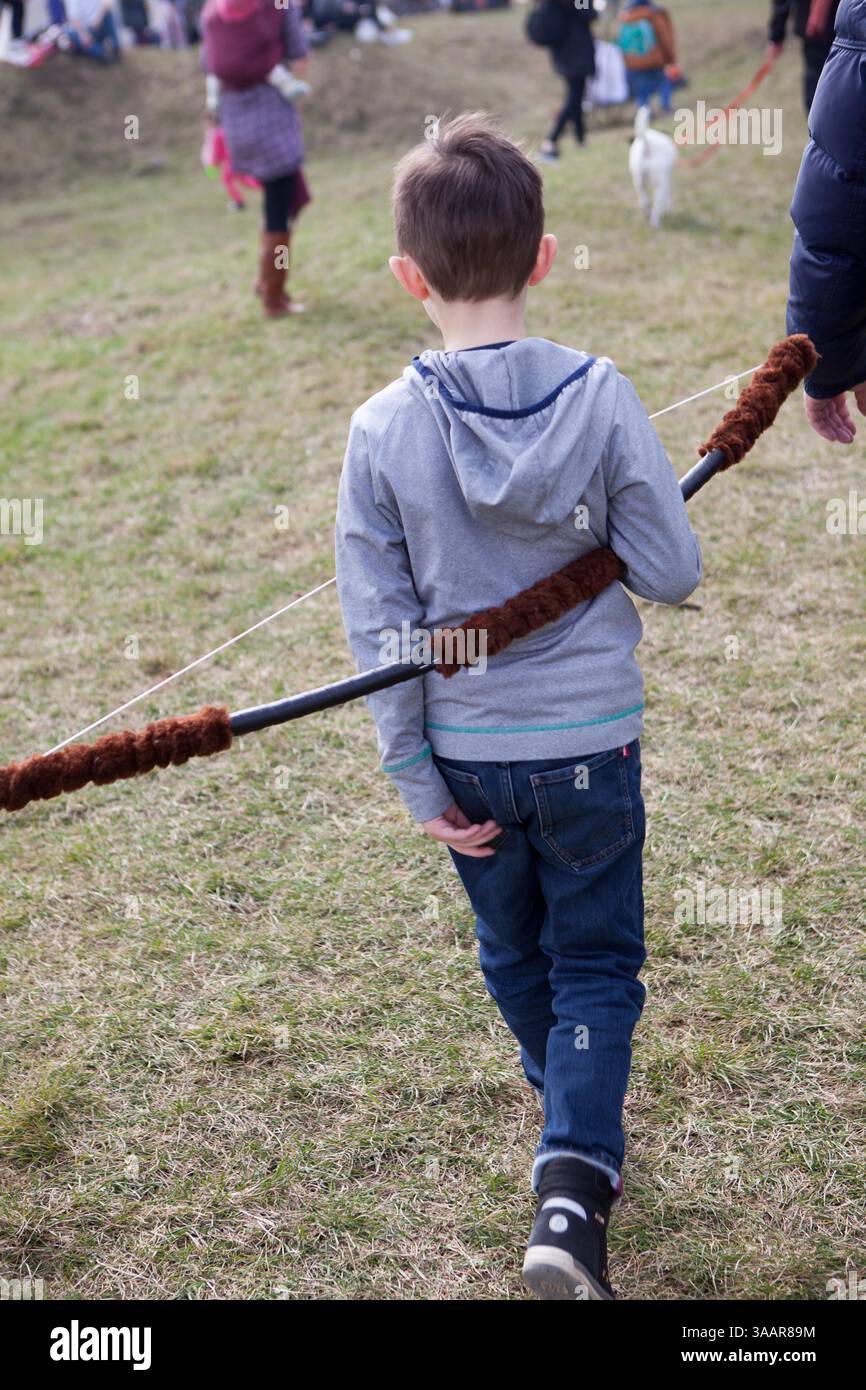 3. April 2018 – Krakau, Polen – RÄ™kawka – polnischer Osterbrauch, der am Dienstag nach Ostern in Krakau gefeiert wird und sich auf die slawische Tradition Dziadys bezieht. Die Ärmeltradition umfasste das Werfen und Rollen von Eiern, das Symbol der Auferstehung. Es wird mit der Legende des Krakhügels in Verbindung gebracht, der nach dem Tod des Königs vom Volk gemacht wurde. Die Tradition besagt, dass die Erde auf dem Hügel in den Ärmeln getragen wurde und daher der Name „RÄ™kawka“. Die Manifestationen des ursprünglichen Teils, der den Toten gegeben wurde, beinhalteten das Abwerfen von Lebensmitteln und Münzen vom Hügel. Es ist möglich, dass dies auf e basierte Stockfoto