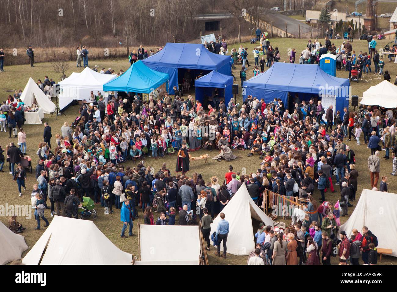 3. April 2018 – Krakau, Polen – RÄ™kawka – polnischer Osterbrauch, der am Dienstag nach Ostern in Krakau gefeiert wird und sich auf die slawische Tradition Dziadys bezieht. Die Ärmeltradition umfasste das Werfen und Rollen von Eiern, das Symbol der Auferstehung. Es wird mit der Legende des Krakhügels in Verbindung gebracht, der nach dem Tod des Königs vom Volk gemacht wurde. Die Tradition besagt, dass die Erde auf dem Hügel in den Ärmeln getragen wurde und daher der Name „RÄ™kawka“. Die Manifestationen des ursprünglichen Teils, der den Toten gegeben wurde, beinhalteten das Abwerfen von Lebensmitteln und Münzen vom Hügel. Es ist möglich, dass dies auf e basierte Stockfoto