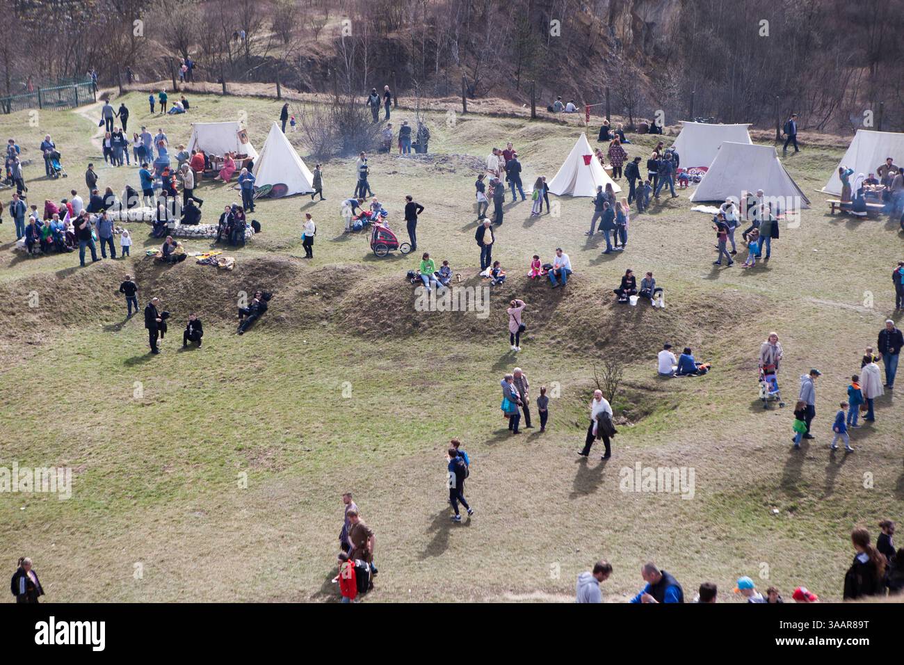 3. April 2018 – Krakau, Polen – RÄ™kawka – polnischer Osterbrauch, der am Dienstag nach Ostern in Krakau gefeiert wird und sich auf die slawische Tradition Dziadys bezieht. Die Ärmeltradition umfasste das Werfen und Rollen von Eiern, das Symbol der Auferstehung. Es wird mit der Legende des Krakhügels in Verbindung gebracht, der nach dem Tod des Königs vom Volk gemacht wurde. Die Tradition besagt, dass die Erde auf dem Hügel in den Ärmeln getragen wurde und daher der Name „RÄ™kawka“. Die Manifestationen des ursprünglichen Teils, der den Toten gegeben wurde, beinhalteten das Abwerfen von Lebensmitteln und Münzen vom Hügel. Es ist möglich, dass dies auf e basierte Stockfoto