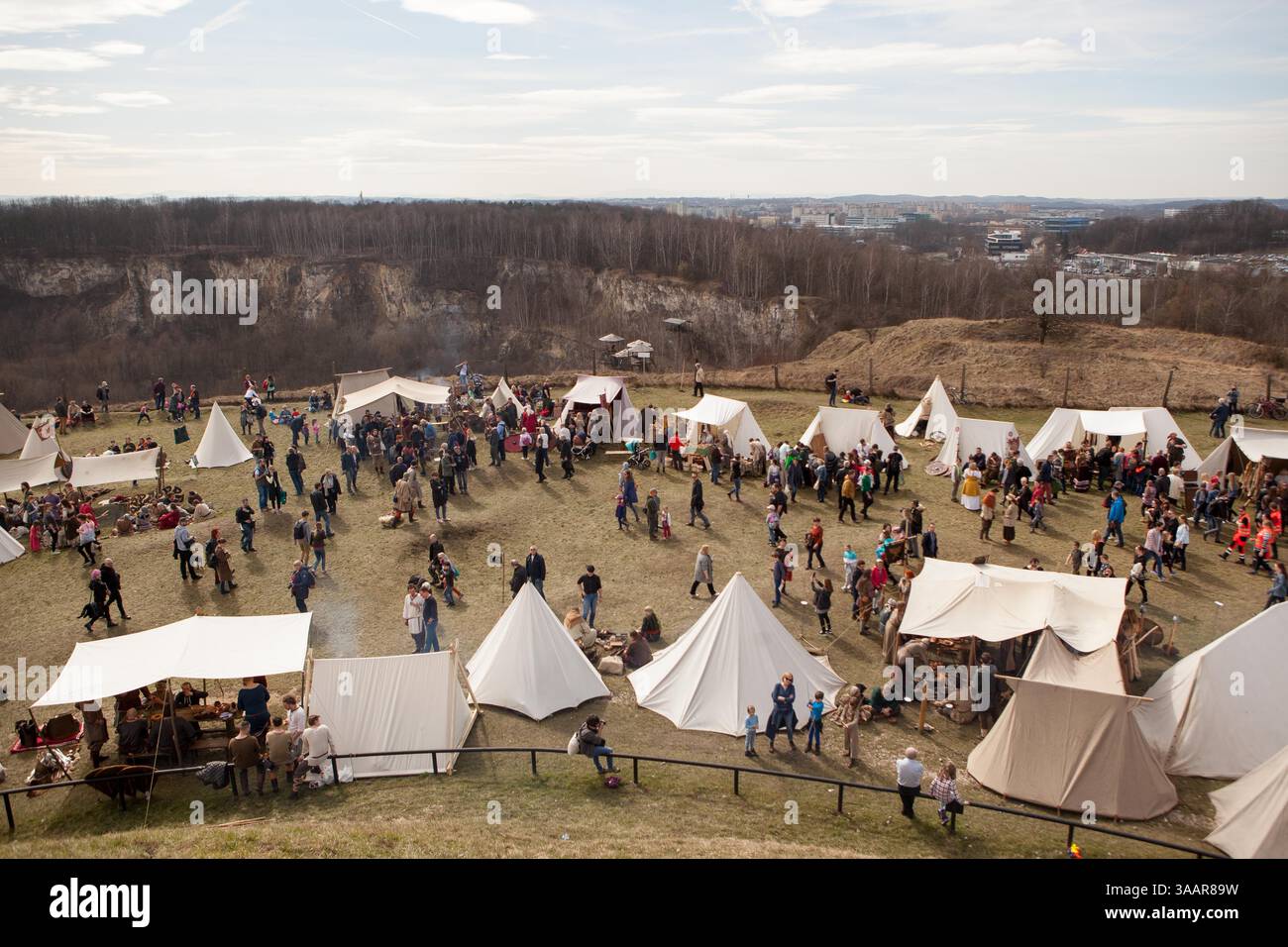 3. April 2018 – Krakau, Polen – RÄ™kawka – polnischer Osterbrauch, der am Dienstag nach Ostern in Krakau gefeiert wird und sich auf die slawische Tradition Dziadys bezieht. Die Ärmeltradition umfasste das Werfen und Rollen von Eiern, das Symbol der Auferstehung. Es wird mit der Legende des Krakhügels in Verbindung gebracht, der nach dem Tod des Königs vom Volk gemacht wurde. Die Tradition besagt, dass die Erde auf dem Hügel in den Ärmeln getragen wurde und daher der Name „RÄ™kawka“. Die Manifestationen des ursprünglichen Teils, der den Toten gegeben wurde, beinhalteten das Abwerfen von Lebensmitteln und Münzen vom Hügel. Es ist möglich, dass dies auf e basierte Stockfoto