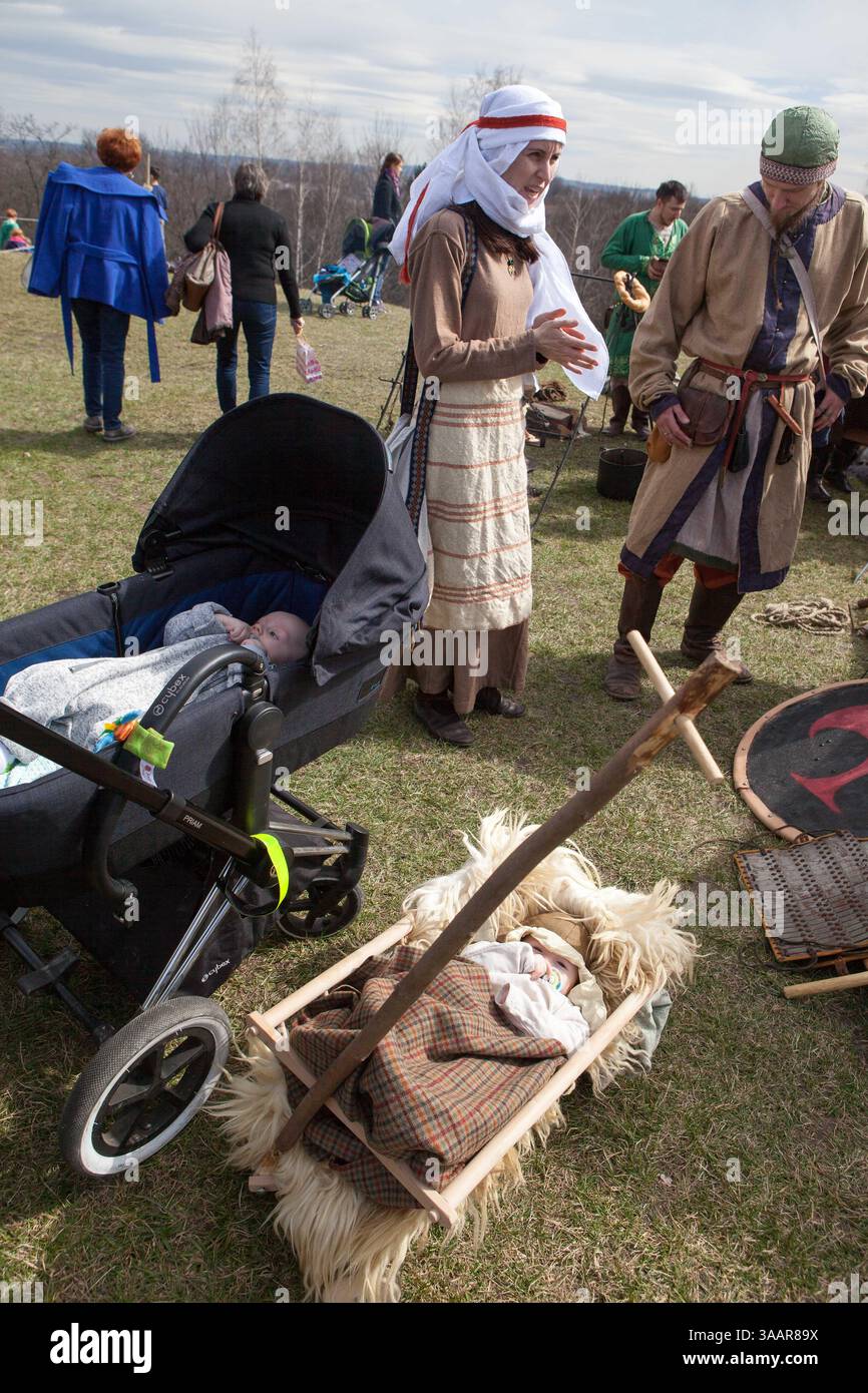 3. April 2018 – Krakau, Polen – RÄ™kawka – polnischer Osterbrauch, der am Dienstag nach Ostern in Krakau gefeiert wird und sich auf die slawische Tradition Dziadys bezieht. Die Ärmeltradition umfasste das Werfen und Rollen von Eiern, das Symbol der Auferstehung. Es wird mit der Legende des Krakhügels in Verbindung gebracht, der nach dem Tod des Königs vom Volk gemacht wurde. Die Tradition besagt, dass die Erde auf dem Hügel in den Ärmeln getragen wurde und daher der Name „RÄ™kawka“. Die Manifestationen des ursprünglichen Teils, der den Toten gegeben wurde, beinhalteten das Abwerfen von Lebensmitteln und Münzen vom Hügel. Es ist möglich, dass dies auf e basierte Stockfoto