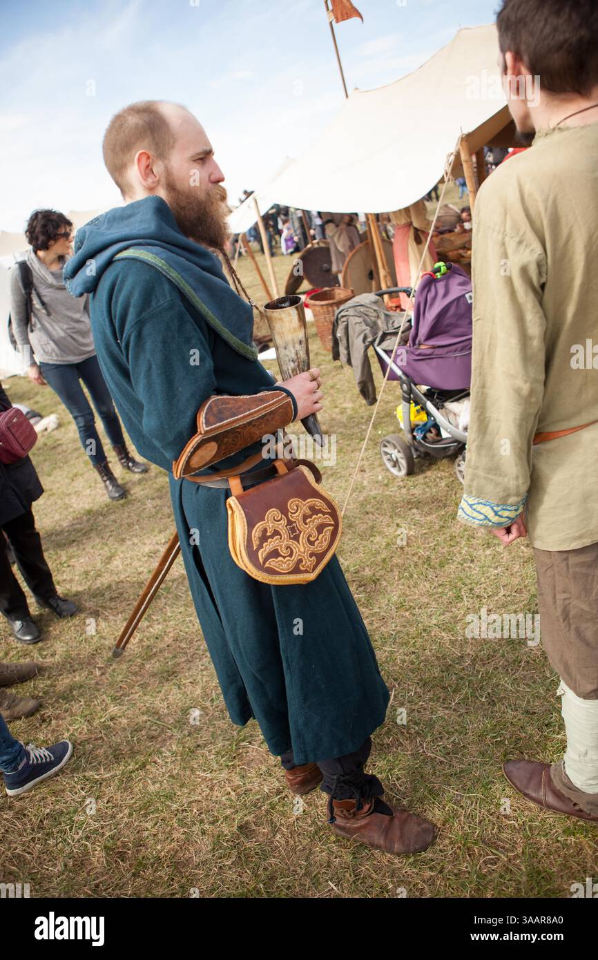 3. April 2018 – Krakau, Polen – RÄ™kawka – polnischer Osterbrauch, der am Dienstag nach Ostern in Krakau gefeiert wird und sich auf die slawische Tradition Dziadys bezieht. Die Ärmeltradition umfasste das Werfen und Rollen von Eiern, das Symbol der Auferstehung. Es wird mit der Legende des Krakhügels in Verbindung gebracht, der nach dem Tod des Königs vom Volk gemacht wurde. Die Tradition besagt, dass die Erde auf dem Hügel in den Ärmeln getragen wurde und daher der Name „RÄ™kawka“. Die Manifestationen des ursprünglichen Teils, der den Toten gegeben wurde, beinhalteten das Abwerfen von Lebensmitteln und Münzen vom Hügel. Es ist möglich, dass dies auf e basierte Stockfoto