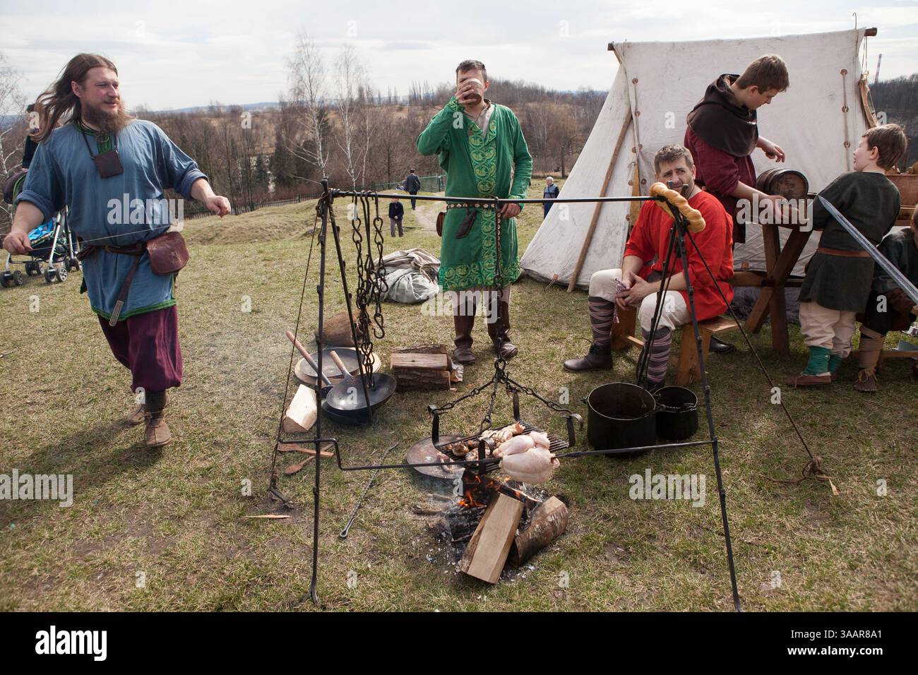 3. April 2018 – Krakau, Polen – RÄ™kawka – polnischer Osterbrauch, der am Dienstag nach Ostern in Krakau gefeiert wird und sich auf die slawische Tradition Dziadys bezieht. Die Ärmeltradition umfasste das Werfen und Rollen von Eiern, das Symbol der Auferstehung. Es wird mit der Legende des Krakhügels in Verbindung gebracht, der nach dem Tod des Königs vom Volk gemacht wurde. Die Tradition besagt, dass die Erde auf dem Hügel in den Ärmeln getragen wurde und daher der Name „RÄ™kawka“. Die Manifestationen des ursprünglichen Teils, der den Toten gegeben wurde, beinhalteten das Abwerfen von Lebensmitteln und Münzen vom Hügel. Es ist möglich, dass dies auf e basierte Stockfoto