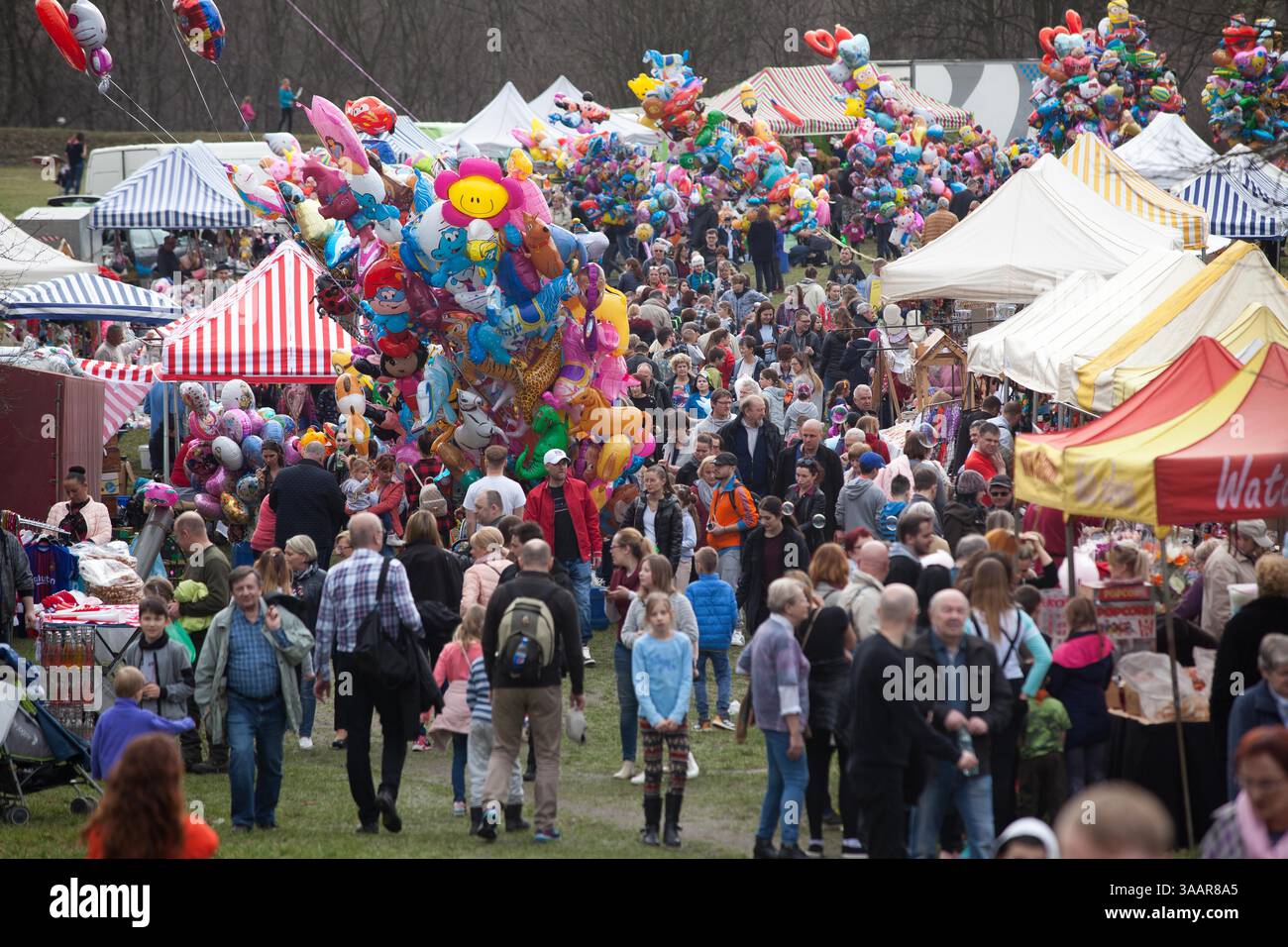 3. April 2018 – Krakau, Polen – RÄ™kawka – polnischer Osterbrauch, der am Dienstag nach Ostern in Krakau gefeiert wird und sich auf die slawische Tradition Dziadys bezieht. Die Ärmeltradition umfasste das Werfen und Rollen von Eiern, das Symbol der Auferstehung. Es wird mit der Legende des Krakhügels in Verbindung gebracht, der nach dem Tod des Königs vom Volk gemacht wurde. Die Tradition besagt, dass die Erde auf dem Hügel in den Ärmeln getragen wurde und daher der Name „RÄ™kawka“. Die Manifestationen des ursprünglichen Teils, der den Toten gegeben wurde, beinhalteten das Abwerfen von Lebensmitteln und Münzen vom Hügel. Es ist möglich, dass dies auf e basierte Stockfoto
