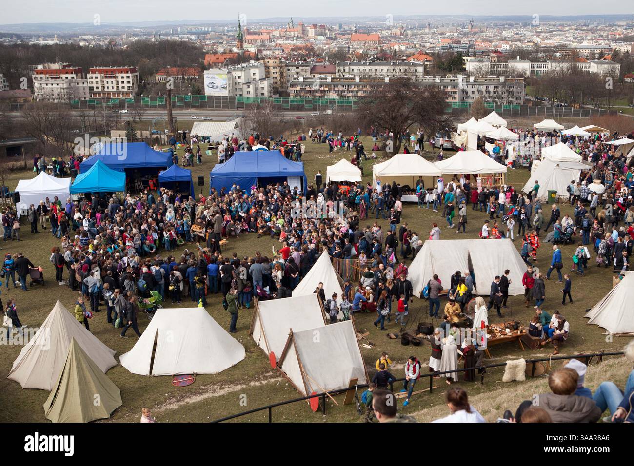 3. April 2018 – Krakau, Polen – RÄ™kawka – polnischer Osterbrauch, der am Dienstag nach Ostern in Krakau gefeiert wird und sich auf die slawische Tradition Dziadys bezieht. Die Ärmeltradition umfasste das Werfen und Rollen von Eiern, das Symbol der Auferstehung. Es wird mit der Legende des Krakhügels in Verbindung gebracht, der nach dem Tod des Königs vom Volk gemacht wurde. Die Tradition besagt, dass die Erde auf dem Hügel in den Ärmeln getragen wurde und daher der Name „RÄ™kawka“. Die Manifestationen des ursprünglichen Teils, der den Toten gegeben wurde, beinhalteten das Abwerfen von Lebensmitteln und Münzen vom Hügel. Es ist möglich, dass dies auf e basierte Stockfoto