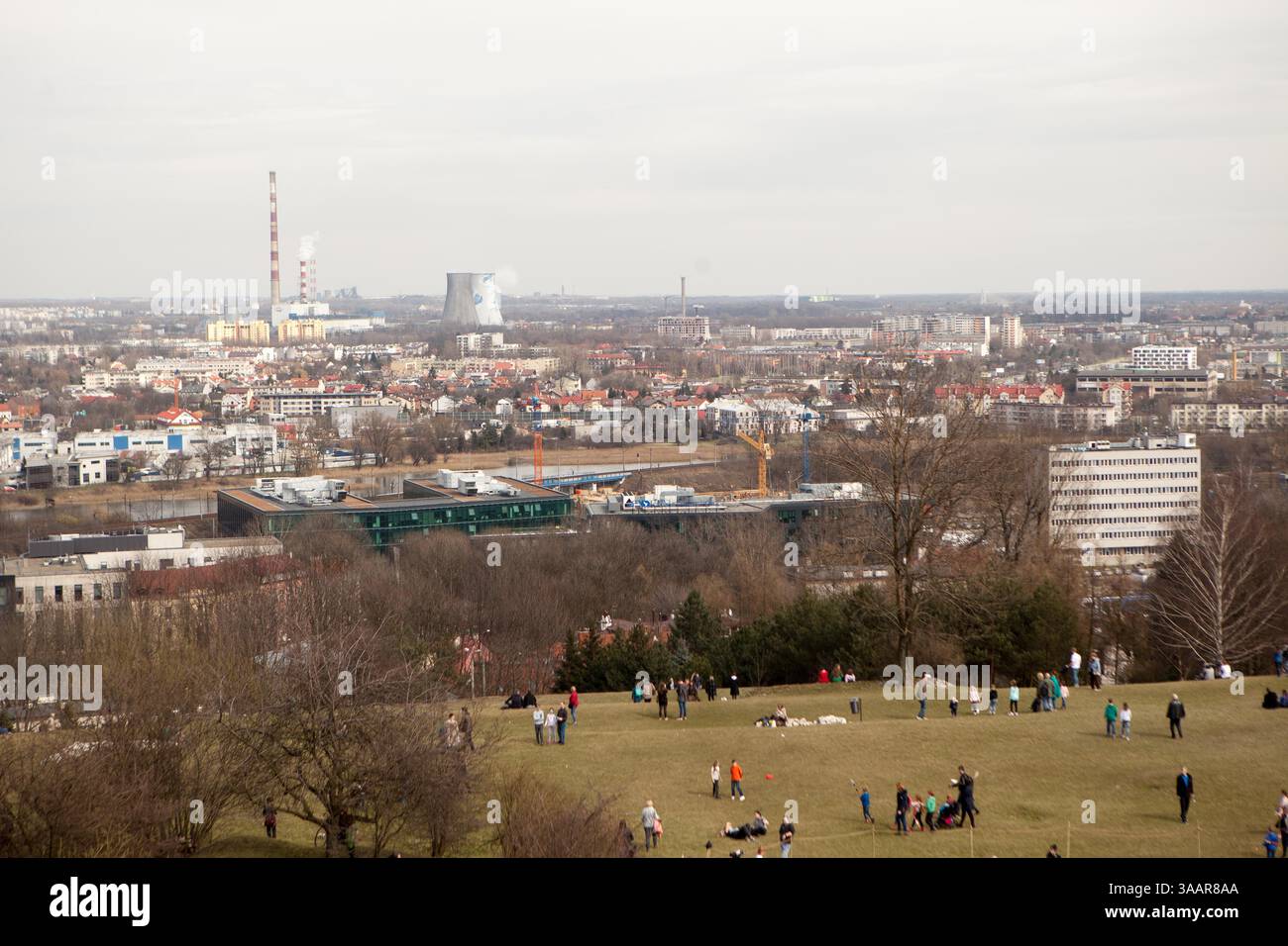 3. April 2018 – Krakau, Polen – RÄ™kawka – polnischer Osterbrauch, der am Dienstag nach Ostern in Krakau gefeiert wird und sich auf die slawische Tradition Dziadys bezieht. Die Ärmeltradition umfasste das Werfen und Rollen von Eiern, das Symbol der Auferstehung. Es wird mit der Legende des Krakhügels in Verbindung gebracht, der nach dem Tod des Königs vom Volk gemacht wurde. Die Tradition besagt, dass die Erde auf dem Hügel in den Ärmeln getragen wurde und daher der Name „RÄ™kawka“. Die Manifestationen des ursprünglichen Teils, der den Toten gegeben wurde, beinhalteten das Abwerfen von Lebensmitteln und Münzen vom Hügel. Es ist möglich, dass dies auf e basierte Stockfoto