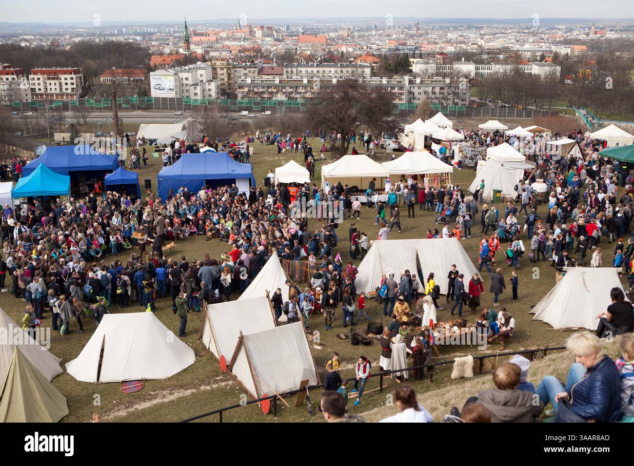 3. April 2018 – Krakau, Polen – RÄ™kawka – polnischer Osterbrauch, der am Dienstag nach Ostern in Krakau gefeiert wird und sich auf die slawische Tradition Dziadys bezieht. Die Ärmeltradition umfasste das Werfen und Rollen von Eiern, das Symbol der Auferstehung. Es wird mit der Legende des Krakhügels in Verbindung gebracht, der nach dem Tod des Königs vom Volk gemacht wurde. Die Tradition besagt, dass die Erde auf dem Hügel in den Ärmeln getragen wurde und daher der Name „RÄ™kawka“. Die Manifestationen des ursprünglichen Teils, der den Toten gegeben wurde, beinhalteten das Abwerfen von Lebensmitteln und Münzen vom Hügel. Es ist möglich, dass dies auf e basierte Stockfoto