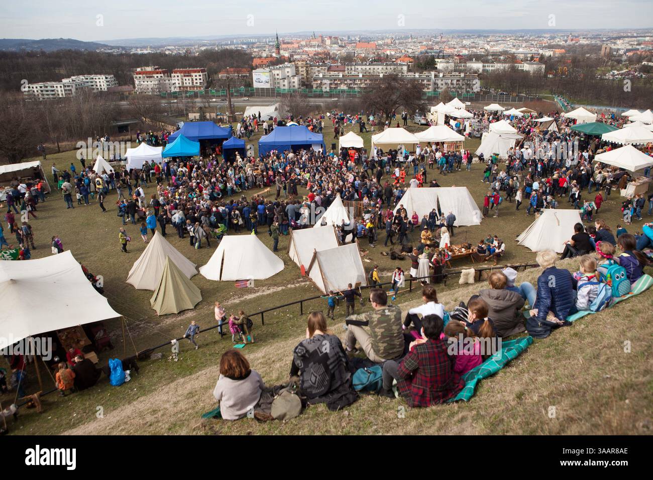 3. April 2018 – Krakau, Polen – RÄ™kawka – polnischer Osterbrauch, der am Dienstag nach Ostern in Krakau gefeiert wird und sich auf die slawische Tradition Dziadys bezieht. Die Ärmeltradition umfasste das Werfen und Rollen von Eiern, das Symbol der Auferstehung. Es wird mit der Legende des Krakhügels in Verbindung gebracht, der nach dem Tod des Königs vom Volk gemacht wurde. Die Tradition besagt, dass die Erde auf dem Hügel in den Ärmeln getragen wurde und daher der Name „RÄ™kawka“. Die Manifestationen des ursprünglichen Teils, der den Toten gegeben wurde, beinhalteten das Abwerfen von Lebensmitteln und Münzen vom Hügel. Es ist möglich, dass dies auf e basierte Stockfoto
