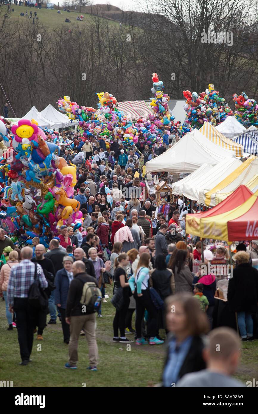 3. April 2018 – Krakau, Polen – RÄ™kawka – polnischer Osterbrauch, der am Dienstag nach Ostern in Krakau gefeiert wird und sich auf die slawische Tradition Dziadys bezieht. Die Ärmeltradition umfasste das Werfen und Rollen von Eiern, das Symbol der Auferstehung. Es wird mit der Legende des Krakhügels in Verbindung gebracht, der nach dem Tod des Königs vom Volk gemacht wurde. Die Tradition besagt, dass die Erde auf dem Hügel in den Ärmeln getragen wurde und daher der Name „RÄ™kawka“. Die Manifestationen des ursprünglichen Teils, der den Toten gegeben wurde, beinhalteten das Abwerfen von Lebensmitteln und Münzen vom Hügel. Es ist möglich, dass dies auf e basierte Stockfoto