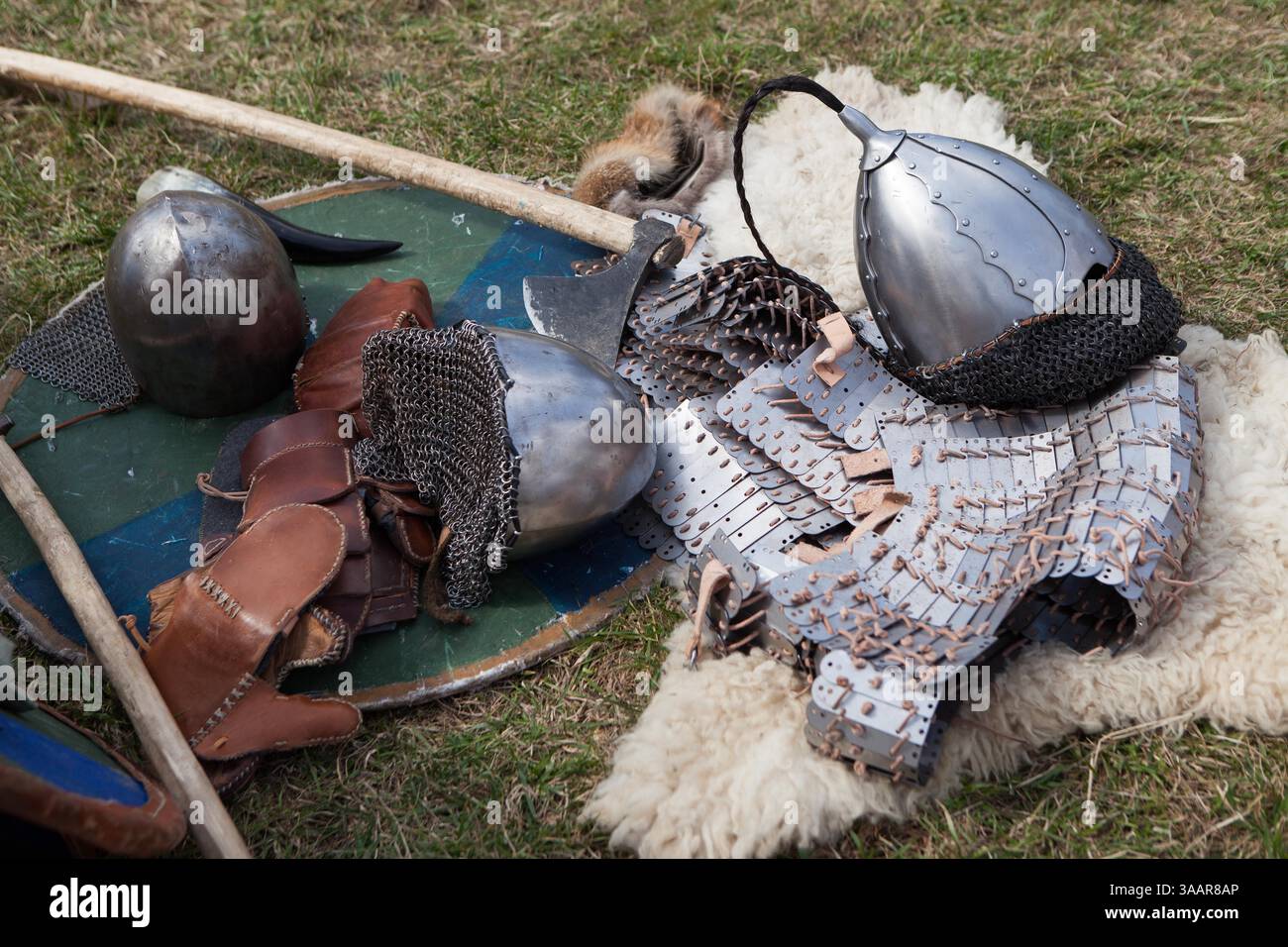 3. April 2018 – Krakau, Polen – RÄ™kawka – polnischer Osterbrauch, der am Dienstag nach Ostern in Krakau gefeiert wird und sich auf die slawische Tradition Dziadys bezieht. Die Ärmeltradition umfasste das Werfen und Rollen von Eiern, das Symbol der Auferstehung. Es wird mit der Legende des Krakhügels in Verbindung gebracht, der nach dem Tod des Königs vom Volk gemacht wurde. Die Tradition besagt, dass die Erde auf dem Hügel in den Ärmeln getragen wurde und daher der Name „RÄ™kawka“. Die Manifestationen des ursprünglichen Teils, der den Toten gegeben wurde, beinhalteten das Abwerfen von Lebensmitteln und Münzen vom Hügel. Es ist möglich, dass dies auf e basierte Stockfoto