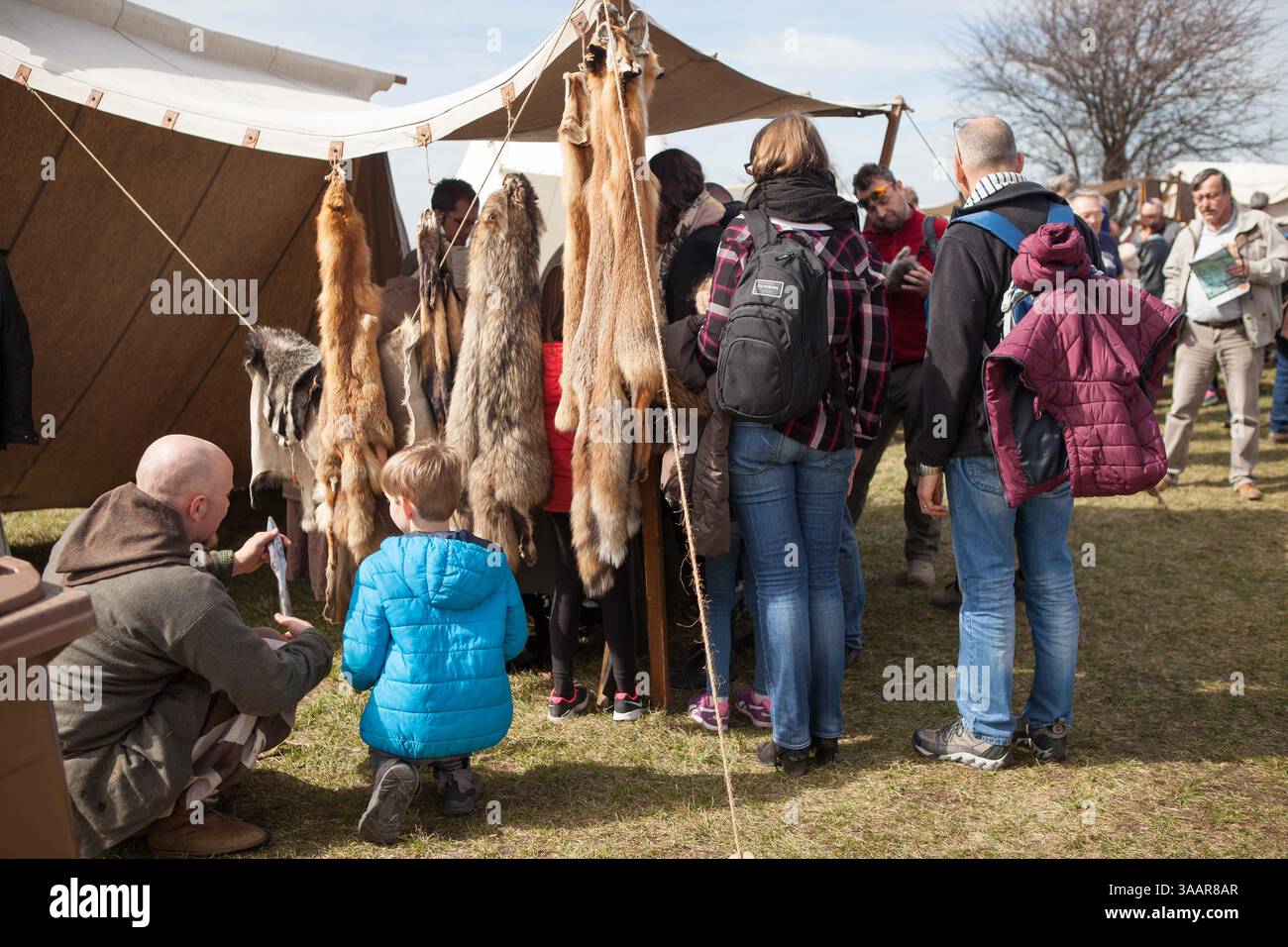 3. April 2018 – Krakau, Polen – RÄ™kawka – polnischer Osterbrauch, der am Dienstag nach Ostern in Krakau gefeiert wird und sich auf die slawische Tradition Dziadys bezieht. Die Ärmeltradition umfasste das Werfen und Rollen von Eiern, das Symbol der Auferstehung. Es wird mit der Legende des Krakhügels in Verbindung gebracht, der nach dem Tod des Königs vom Volk gemacht wurde. Die Tradition besagt, dass die Erde auf dem Hügel in den Ärmeln getragen wurde und daher der Name „RÄ™kawka“. Die Manifestationen des ursprünglichen Teils, der den Toten gegeben wurde, beinhalteten das Abwerfen von Lebensmitteln und Münzen vom Hügel. Es ist möglich, dass dies auf e basierte Stockfoto