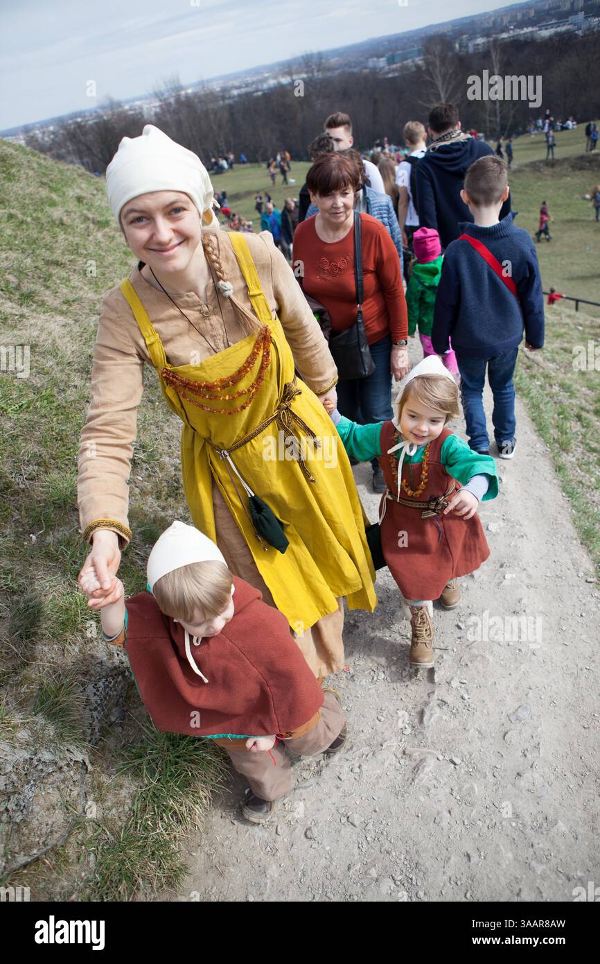 3. April 2018 – Krakau, Polen – RÄ™kawka – polnischer Osterbrauch, der am Dienstag nach Ostern in Krakau gefeiert wird und sich auf die slawische Tradition Dziadys bezieht. Die Ärmeltradition umfasste das Werfen und Rollen von Eiern, das Symbol der Auferstehung. Es wird mit der Legende des Krakhügels in Verbindung gebracht, der nach dem Tod des Königs vom Volk gemacht wurde. Die Tradition besagt, dass die Erde auf dem Hügel in den Ärmeln getragen wurde und daher der Name „RÄ™kawka“. Die Manifestationen des ursprünglichen Teils, der den Toten gegeben wurde, beinhalteten das Abwerfen von Lebensmitteln und Münzen vom Hügel. Es ist möglich, dass dies auf e basierte Stockfoto