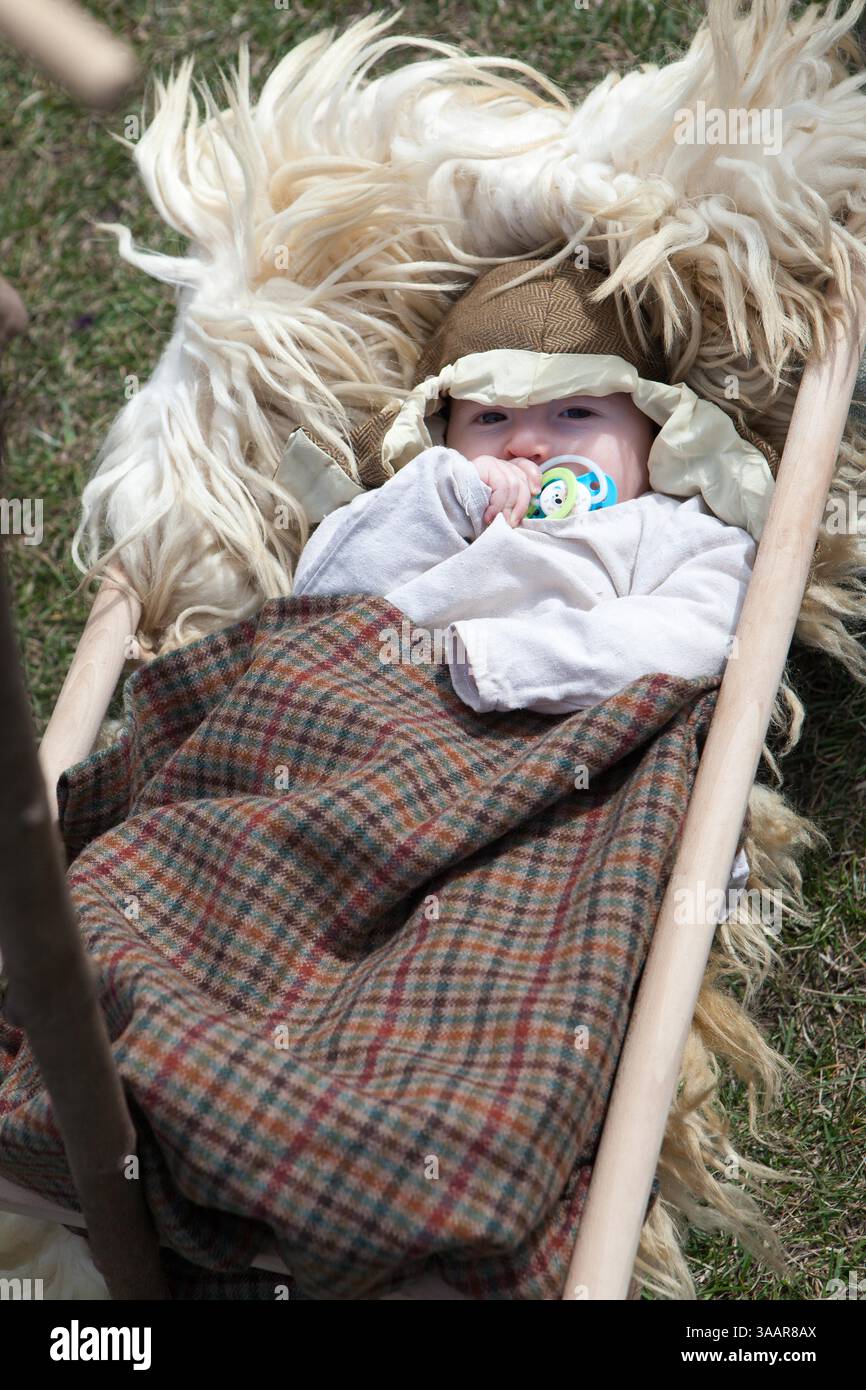 3. April 2018 – Krakau, Polen – RÄ™kawka – polnischer Osterbrauch, der am Dienstag nach Ostern in Krakau gefeiert wird und sich auf die slawische Tradition Dziadys bezieht. Die Ärmeltradition umfasste das Werfen und Rollen von Eiern, das Symbol der Auferstehung. Es wird mit der Legende des Krakhügels in Verbindung gebracht, der nach dem Tod des Königs vom Volk gemacht wurde. Die Tradition besagt, dass die Erde auf dem Hügel in den Ärmeln getragen wurde und daher der Name „RÄ™kawka“. Die Manifestationen des ursprünglichen Teils, der den Toten gegeben wurde, beinhalteten das Abwerfen von Lebensmitteln und Münzen vom Hügel. Es ist möglich, dass dies auf e basierte Stockfoto