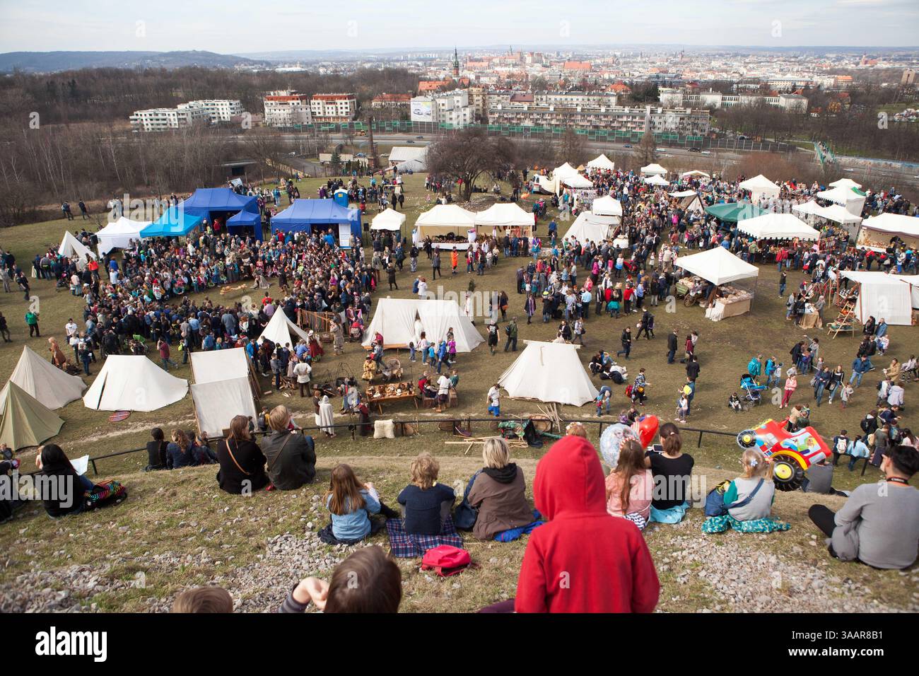3. April 2018 – Krakau, Polen – RÄ™kawka – polnischer Osterbrauch, der am Dienstag nach Ostern in Krakau gefeiert wird und sich auf die slawische Tradition Dziadys bezieht. Die Ärmeltradition umfasste das Werfen und Rollen von Eiern, das Symbol der Auferstehung. Es wird mit der Legende des Krakhügels in Verbindung gebracht, der nach dem Tod des Königs vom Volk gemacht wurde. Die Tradition besagt, dass die Erde auf dem Hügel in den Ärmeln getragen wurde und daher der Name „RÄ™kawka“. Die Manifestationen des ursprünglichen Teils, der den Toten gegeben wurde, beinhalteten das Abwerfen von Lebensmitteln und Münzen vom Hügel. Es ist möglich, dass dies auf e basierte Stockfoto