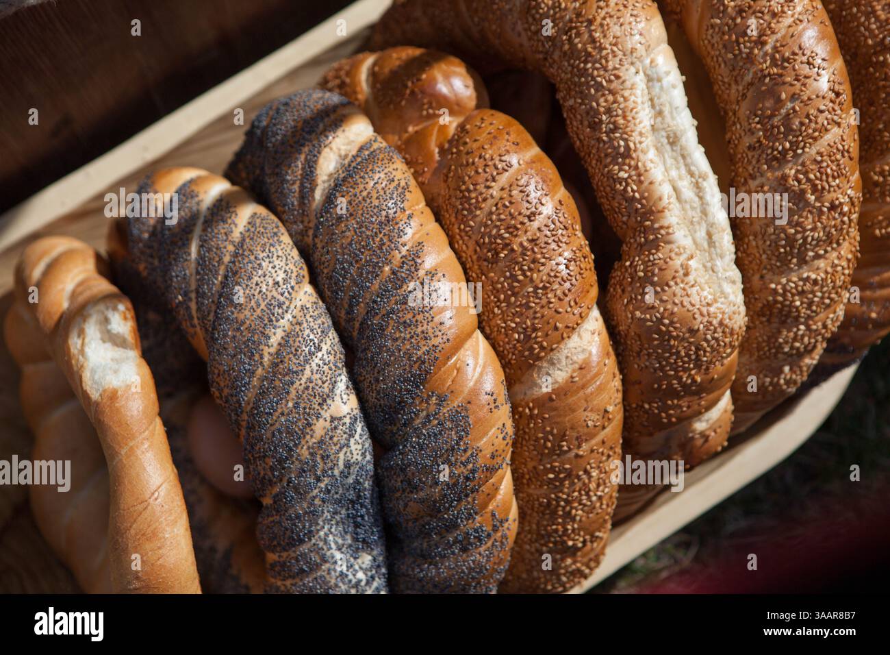 3. April 2018 – Krakau, Polen – RÄ™kawka – polnischer Osterbrauch, der am Dienstag nach Ostern in Krakau gefeiert wird und sich auf die slawische Tradition Dziadys bezieht. Die Ärmeltradition umfasste das Werfen und Rollen von Eiern, das Symbol der Auferstehung. Es wird mit der Legende des Krakhügels in Verbindung gebracht, der nach dem Tod des Königs vom Volk gemacht wurde. Die Tradition besagt, dass die Erde auf dem Hügel in den Ärmeln getragen wurde und daher der Name „RÄ™kawka“. Die Manifestationen des ursprünglichen Teils, der den Toten gegeben wurde, beinhalteten das Abwerfen von Lebensmitteln und Münzen vom Hügel. Es ist möglich, dass dies auf e basierte Stockfoto