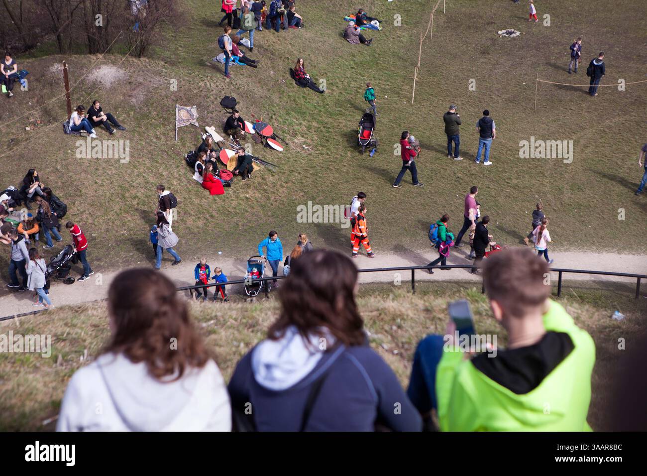 3. April 2018 – Krakau, Polen – RÄ™kawka – polnischer Osterbrauch, der am Dienstag nach Ostern in Krakau gefeiert wird und sich auf die slawische Tradition Dziadys bezieht. Die Ärmeltradition umfasste das Werfen und Rollen von Eiern, das Symbol der Auferstehung. Es wird mit der Legende des Krakhügels in Verbindung gebracht, der nach dem Tod des Königs vom Volk gemacht wurde. Die Tradition besagt, dass die Erde auf dem Hügel in den Ärmeln getragen wurde und daher der Name „RÄ™kawka“. Die Manifestationen des ursprünglichen Teils, der den Toten gegeben wurde, beinhalteten das Abwerfen von Lebensmitteln und Münzen vom Hügel. Es ist möglich, dass dies auf e basierte Stockfoto