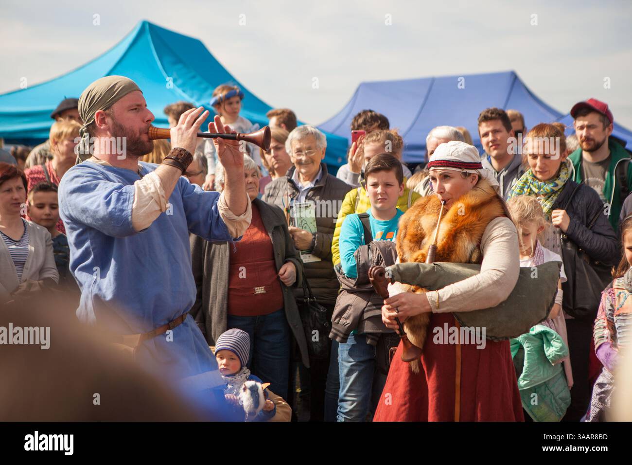 3. April 2018 – Krakau, Polen – RÄ™kawka – polnischer Osterbrauch, der am Dienstag nach Ostern in Krakau gefeiert wird und sich auf die slawische Tradition Dziadys bezieht. Die Ärmeltradition umfasste das Werfen und Rollen von Eiern, das Symbol der Auferstehung. Es wird mit der Legende des Krakhügels in Verbindung gebracht, der nach dem Tod des Königs vom Volk gemacht wurde. Die Tradition besagt, dass die Erde auf dem Hügel in den Ärmeln getragen wurde und daher der Name „RÄ™kawka“. Die Manifestationen des ursprünglichen Teils, der den Toten gegeben wurde, beinhalteten das Abwerfen von Lebensmitteln und Münzen vom Hügel. Es ist möglich, dass dies auf e basierte Stockfoto