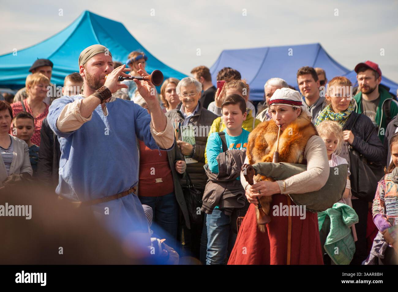 3. April 2018 – Krakau, Polen – RÄ™kawka – polnischer Osterbrauch, der am Dienstag nach Ostern in Krakau gefeiert wird und sich auf die slawische Tradition Dziadys bezieht. Die Ärmeltradition umfasste das Werfen und Rollen von Eiern, das Symbol der Auferstehung. Es wird mit der Legende des Krakhügels in Verbindung gebracht, der nach dem Tod des Königs vom Volk gemacht wurde. Die Tradition besagt, dass die Erde auf dem Hügel in den Ärmeln getragen wurde und daher der Name „RÄ™kawka“. Die Manifestationen des ursprünglichen Teils, der den Toten gegeben wurde, beinhalteten das Abwerfen von Lebensmitteln und Münzen vom Hügel. Es ist möglich, dass dies auf e basierte Stockfoto