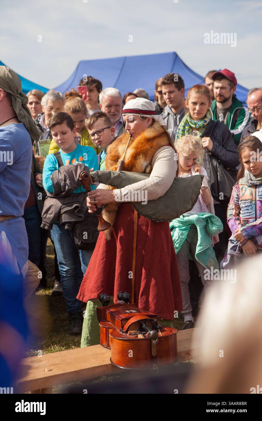 3. April 2018 – Krakau, Polen – RÄ™kawka – polnischer Osterbrauch, der am Dienstag nach Ostern in Krakau gefeiert wird und sich auf die slawische Tradition Dziadys bezieht. Die Ärmeltradition umfasste das Werfen und Rollen von Eiern, das Symbol der Auferstehung. Es wird mit der Legende des Krakhügels in Verbindung gebracht, der nach dem Tod des Königs vom Volk gemacht wurde. Die Tradition besagt, dass die Erde auf dem Hügel in den Ärmeln getragen wurde und daher der Name „RÄ™kawka“. Die Manifestationen des ursprünglichen Teils, der den Toten gegeben wurde, beinhalteten das Abwerfen von Lebensmitteln und Münzen vom Hügel. Es ist möglich, dass dies auf e basierte Stockfoto
