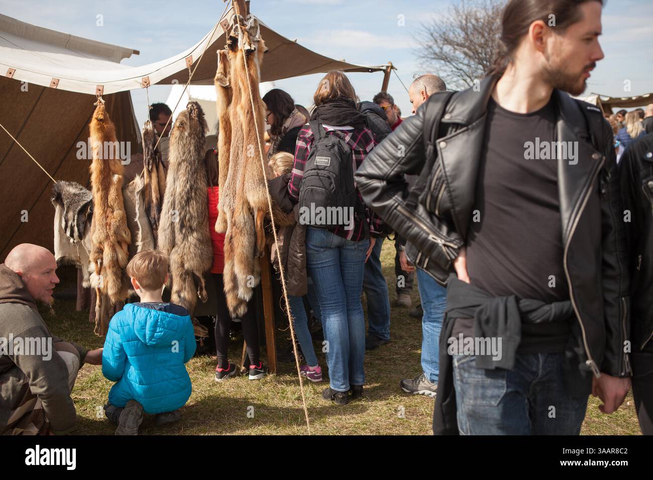 3. April 2018 – Krakau, Polen – RÄ™kawka – polnischer Osterbrauch, der am Dienstag nach Ostern in Krakau gefeiert wird und sich auf die slawische Tradition Dziadys bezieht. Die Ärmeltradition umfasste das Werfen und Rollen von Eiern, das Symbol der Auferstehung. Es wird mit der Legende des Krakhügels in Verbindung gebracht, der nach dem Tod des Königs vom Volk gemacht wurde. Die Tradition besagt, dass die Erde auf dem Hügel in den Ärmeln getragen wurde und daher der Name „RÄ™kawka“. Die Manifestationen des ursprünglichen Teils, der den Toten gegeben wurde, beinhalteten das Abwerfen von Lebensmitteln und Münzen vom Hügel. Es ist möglich, dass dies auf e basierte Stockfoto