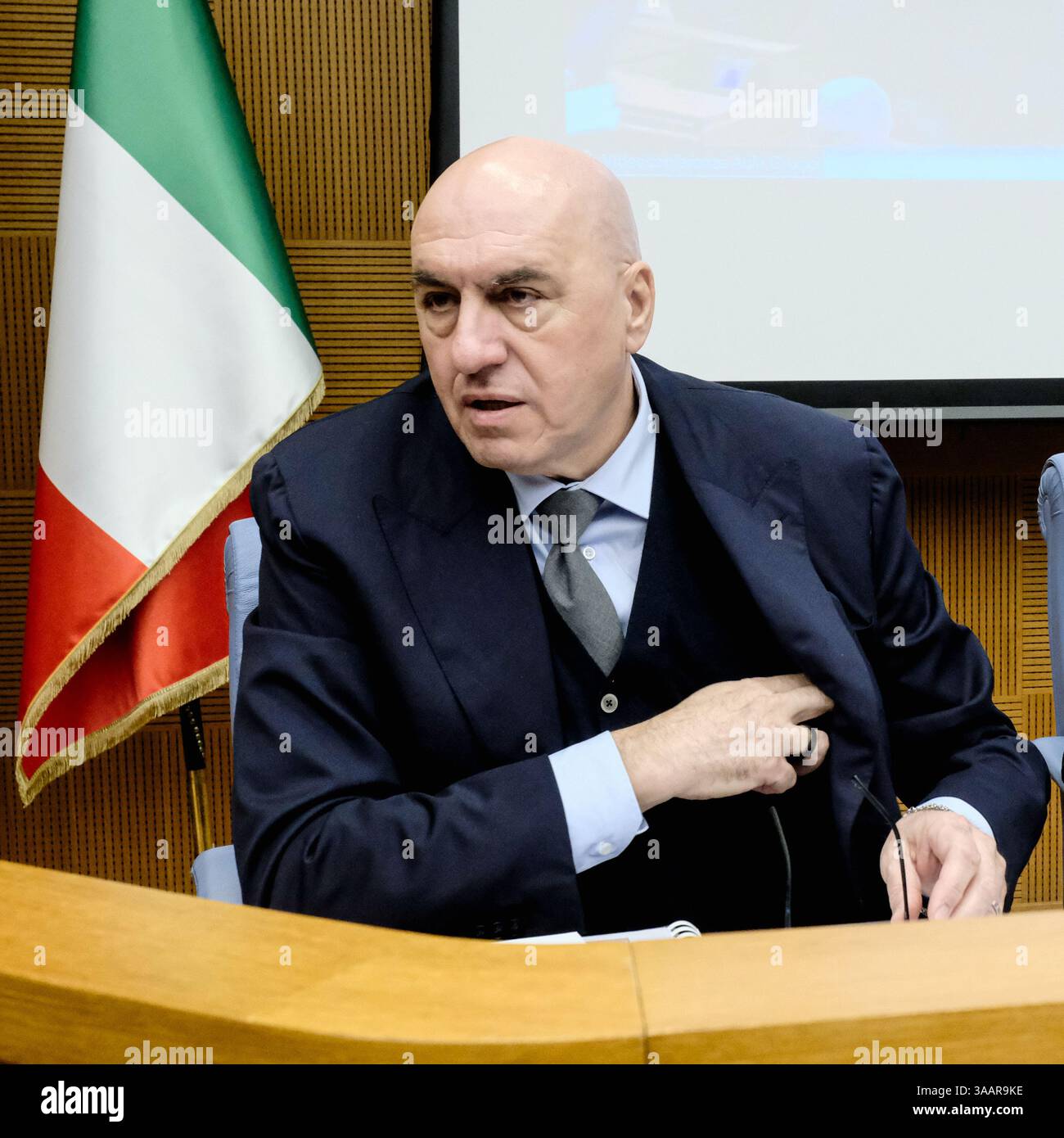 IL Ministro della Difesa Guido Crosetto in audizione davanti alle Commissioni riunite Esteri e Difesa di Camera e Senato sulla Deliberazione del Consiglio dei ministri in merito alla partecipazione dell'Italia a a ulteriori missioni internazionali. Camera dei Deputati Roma, Martedì 01. April 2025 (Foto Mauro Scrobogna / LaPresse) Verteidigungsminister Guido Crosetto in einer Anhörung vor den gemeinsamen Auswärtigen und Verteidigungsausschüssen der Kammer und des Senats über die Entschließung des Ministerrates zur Teilnahme Italiens an weiteren internationalen Missionen. Abgeordnetenkammer in Rom, Dienstag April Stockfoto