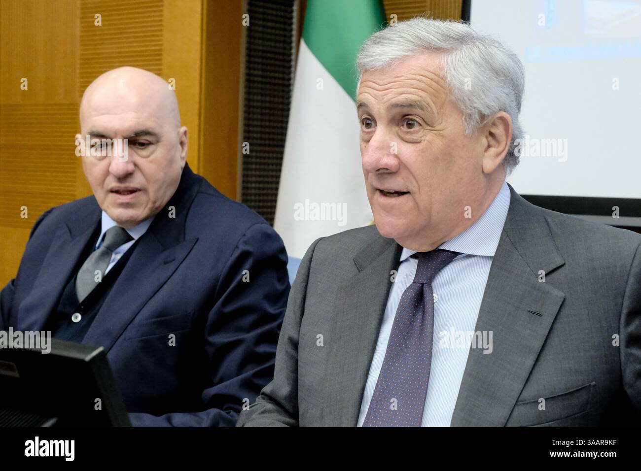 IL Ministro della Difesa Guido Crosetto, il Ministro degli Esteri Antonio Tajani in audizione davanti alle Commissioni riunite Esteri e Difesa di Camera e Senato sulla Deliberazione del Consiglio dei ministri in merito alla partecipazione dell'Italia a a a ulteriori missioni internazionali. Camera dei Deputati Roma, Martedì 01. April 2025 (Foto Mauro Scrobogna / LaPresse) Verteidigungsminister Guido Crosetto, Außenminister Antonio Tajani in einer Anhörung vor den gemeinsamen Auswärtigen- und Verteidigungsausschüssen der Kammer und des Senats über die Entschließung des Ministerrats zur Teilnahme Italiens an Stockfoto