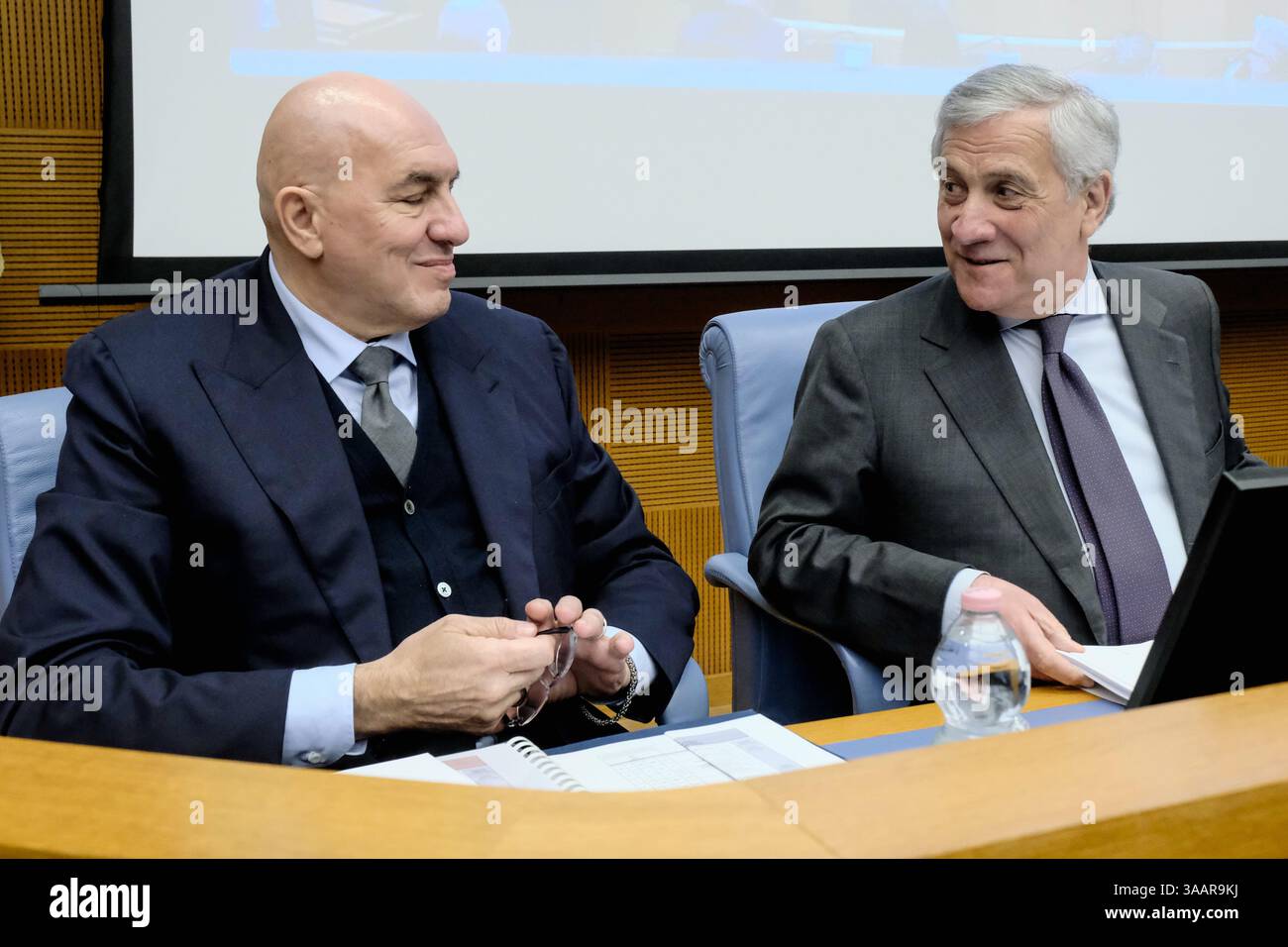 IL Ministro della Difesa Guido Crosetto, il Ministro degli Esteri Antonio Tajani in audizione davanti alle Commissioni riunite Esteri e Difesa di Camera e Senato sulla Deliberazione del Consiglio dei ministri in merito alla partecipazione dell'Italia a a a ulteriori missioni internazionali. Camera dei Deputati Roma, Martedì 01. April 2025 (Foto Mauro Scrobogna / LaPresse) Verteidigungsminister Guido Crosetto, Außenminister Antonio Tajani in einer Anhörung vor den gemeinsamen Auswärtigen- und Verteidigungsausschüssen der Kammer und des Senats über die Entschließung des Ministerrats zur Teilnahme Italiens an Stockfoto