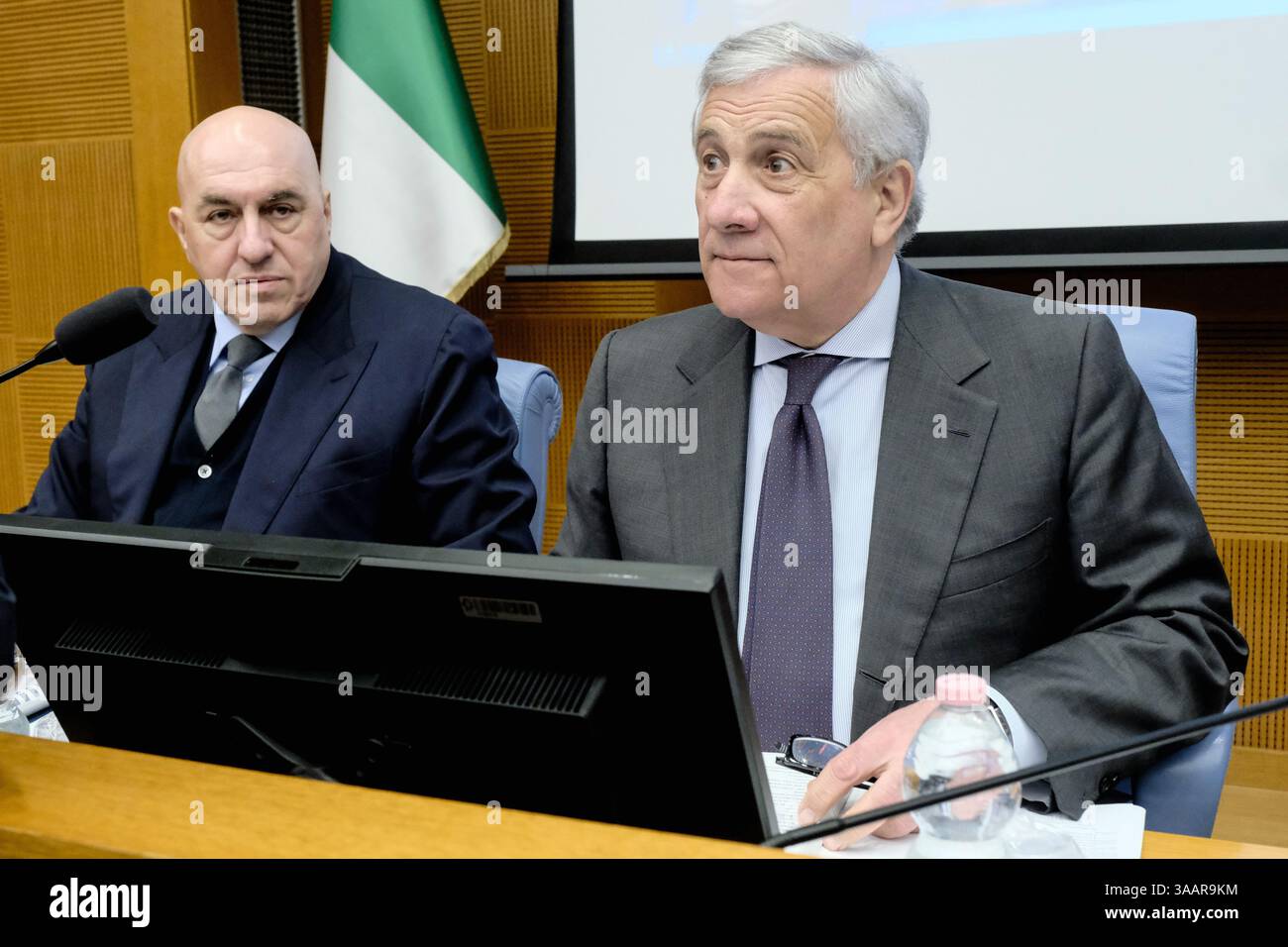 IL Ministro della Difesa Guido Crosetto, il Ministro degli Esteri Antonio Tajani in audizione davanti alle Commissioni riunite Esteri e Difesa di Camera e Senato sulla Deliberazione del Consiglio dei ministri in merito alla partecipazione dell'Italia a a a ulteriori missioni internazionali. Camera dei Deputati Roma, Martedì 01. April 2025 (Foto Mauro Scrobogna / LaPresse) Verteidigungsminister Guido Crosetto, Außenminister Antonio Tajani in einer Anhörung vor den gemeinsamen Auswärtigen- und Verteidigungsausschüssen der Kammer und des Senats über die Entschließung des Ministerrats zur Teilnahme Italiens an Stockfoto