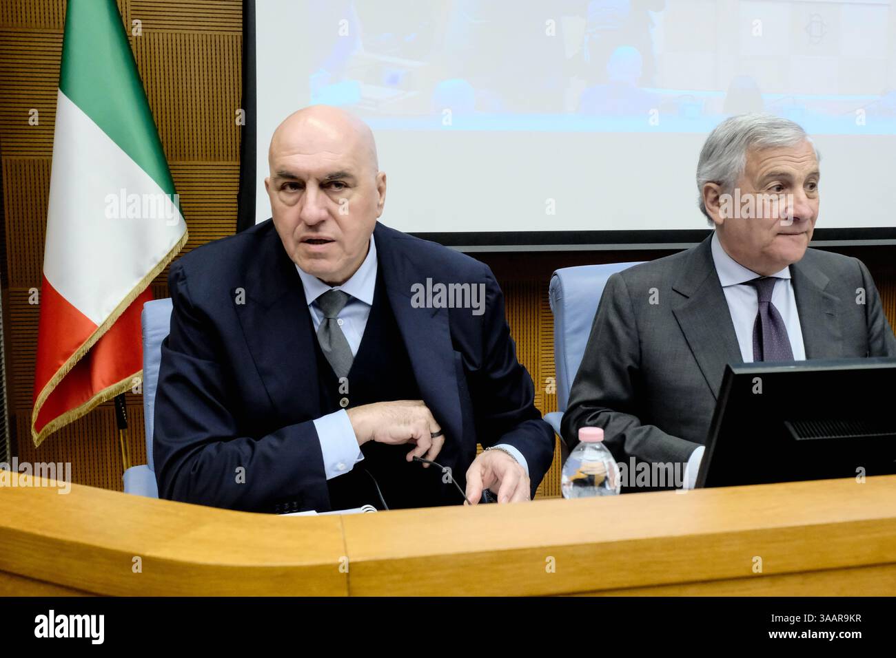 IL Ministro della Difesa Guido Crosetto, il Ministro degli Esteri Antonio Tajani in audizione davanti alle Commissioni riunite Esteri e Difesa di Camera e Senato sulla Deliberazione del Consiglio dei ministri in merito alla partecipazione dell'Italia a a a ulteriori missioni internazionali. Camera dei Deputati Roma, Martedì 01. April 2025 (Foto Mauro Scrobogna / LaPresse) Verteidigungsminister Guido Crosetto, Außenminister Antonio Tajani in einer Anhörung vor den gemeinsamen Auswärtigen- und Verteidigungsausschüssen der Kammer und des Senats über die Entschließung des Ministerrats zur Teilnahme Italiens an Stockfoto