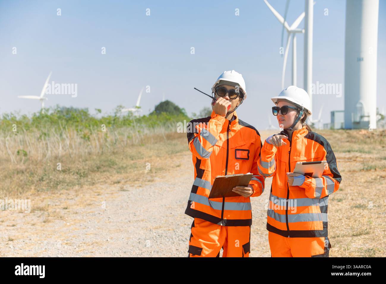 Professioneller Ingenieur Arbeiter Sicherheit Arbeitsservice Wartung Windturbine Green Power Green Energy System im Freien. Stockfoto