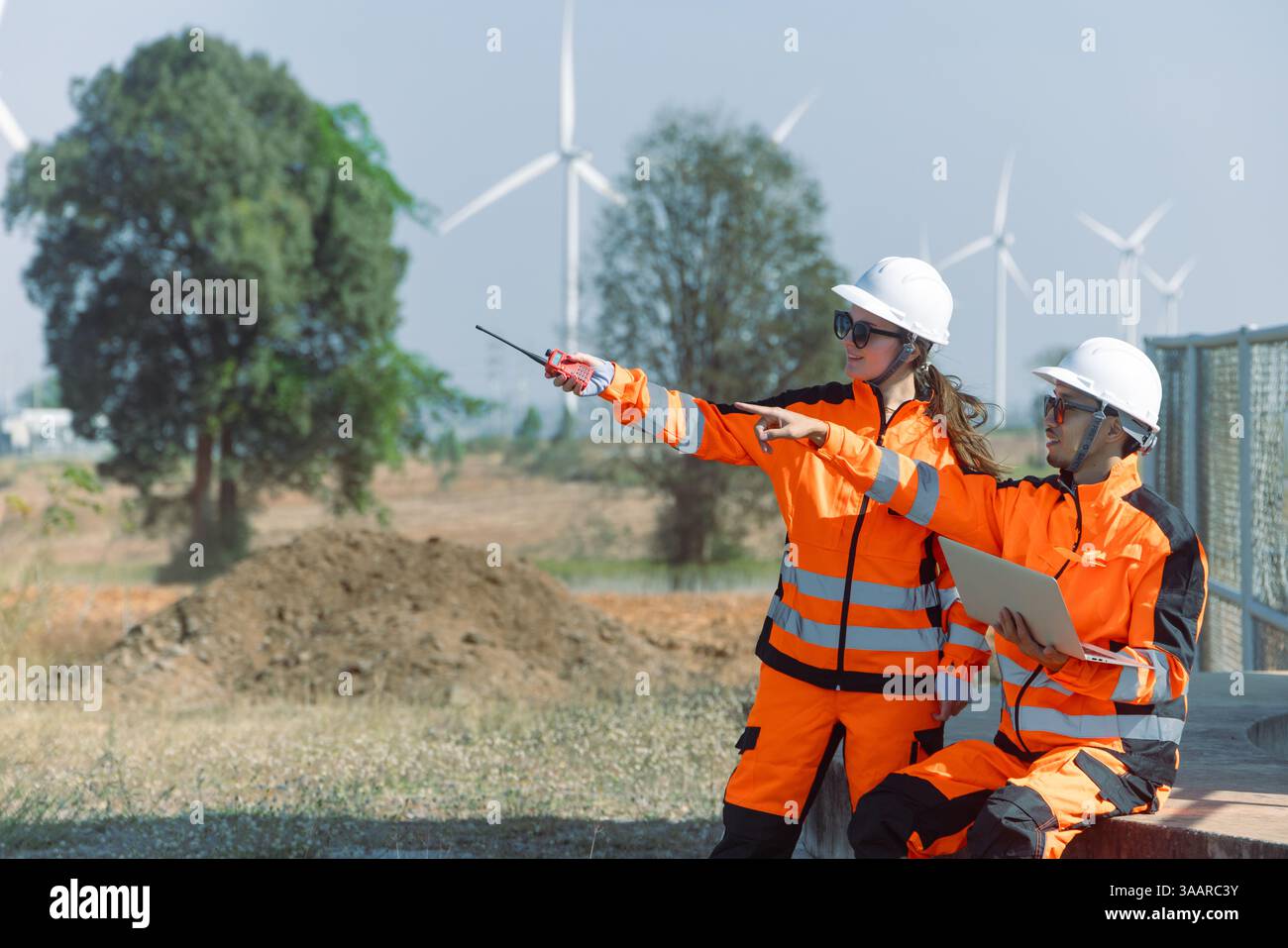 Professionelle Ingenieure arbeiten zusammen Service Wartung Windkraftanlage saubere Leistung. Windenergie Stromerzeugungsanlage im Freien. Stockfoto