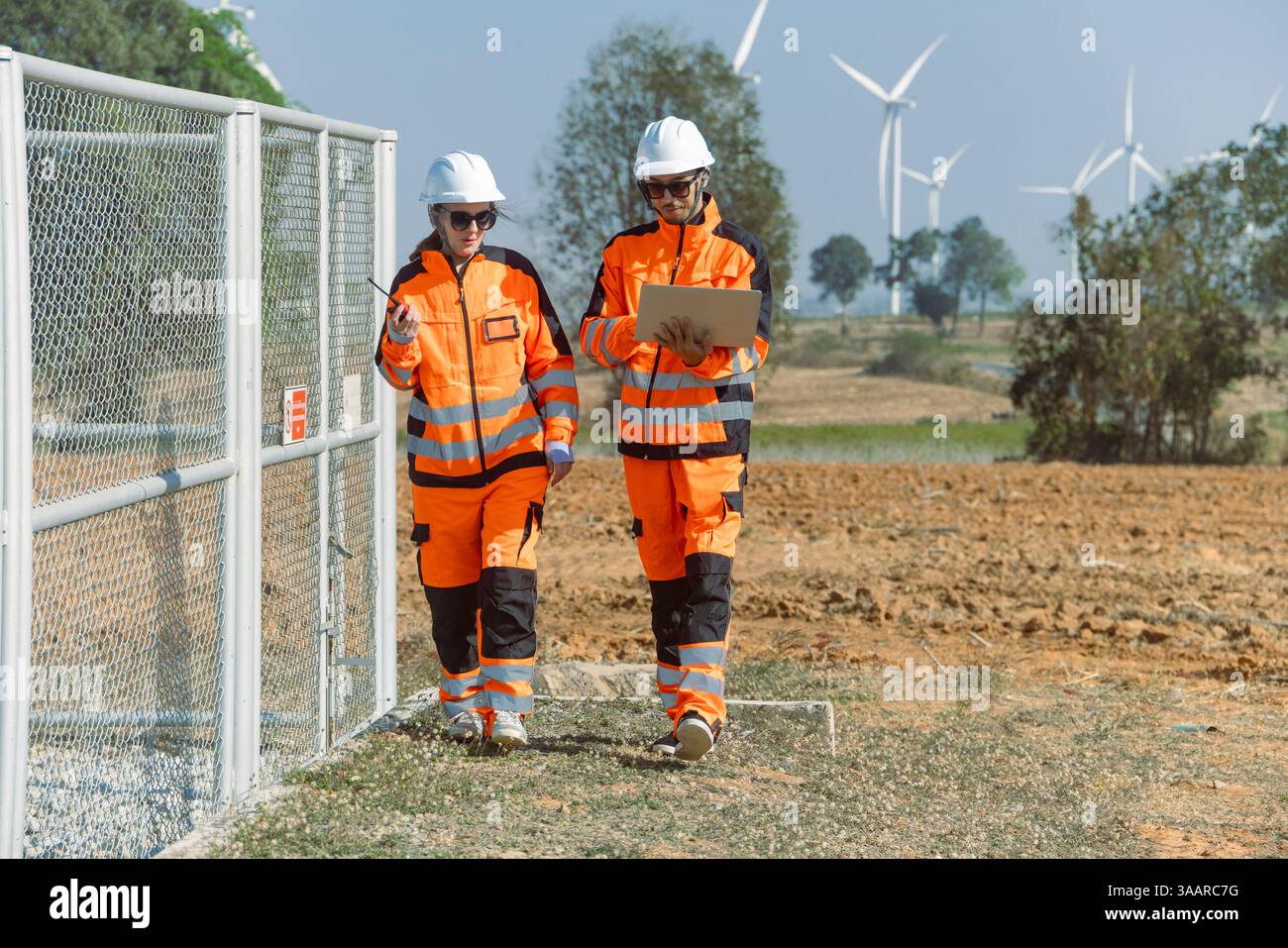 Professionelle Ingenieure arbeiten zusammen Service Wartung Windkraftanlage saubere Leistung. Windenergie Stromerzeugungsanlage im Freien. Stockfoto