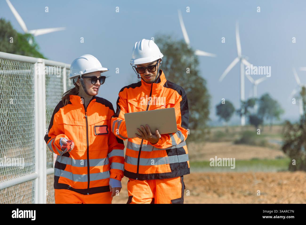 Professionelle Ingenieure arbeiten zusammen Service Wartung Windkraftanlage saubere Leistung. Windenergie Stromerzeugungsanlage im Freien. Stockfoto