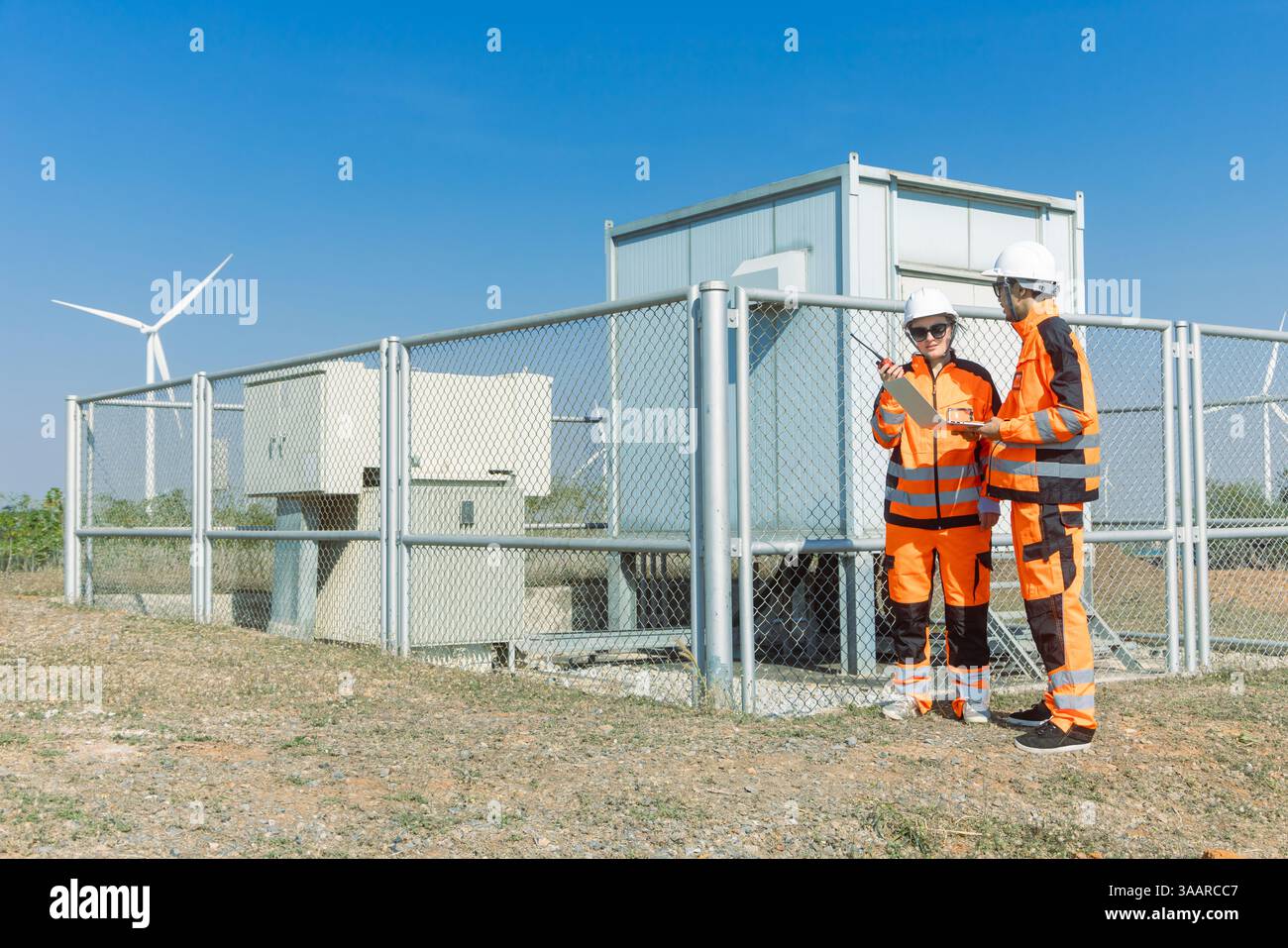 Professionelle Ingenieure arbeiten zusammen Service Wartung Windkraftanlage saubere Leistung. Windenergie Stromerzeugungsanlage im Freien. Stockfoto