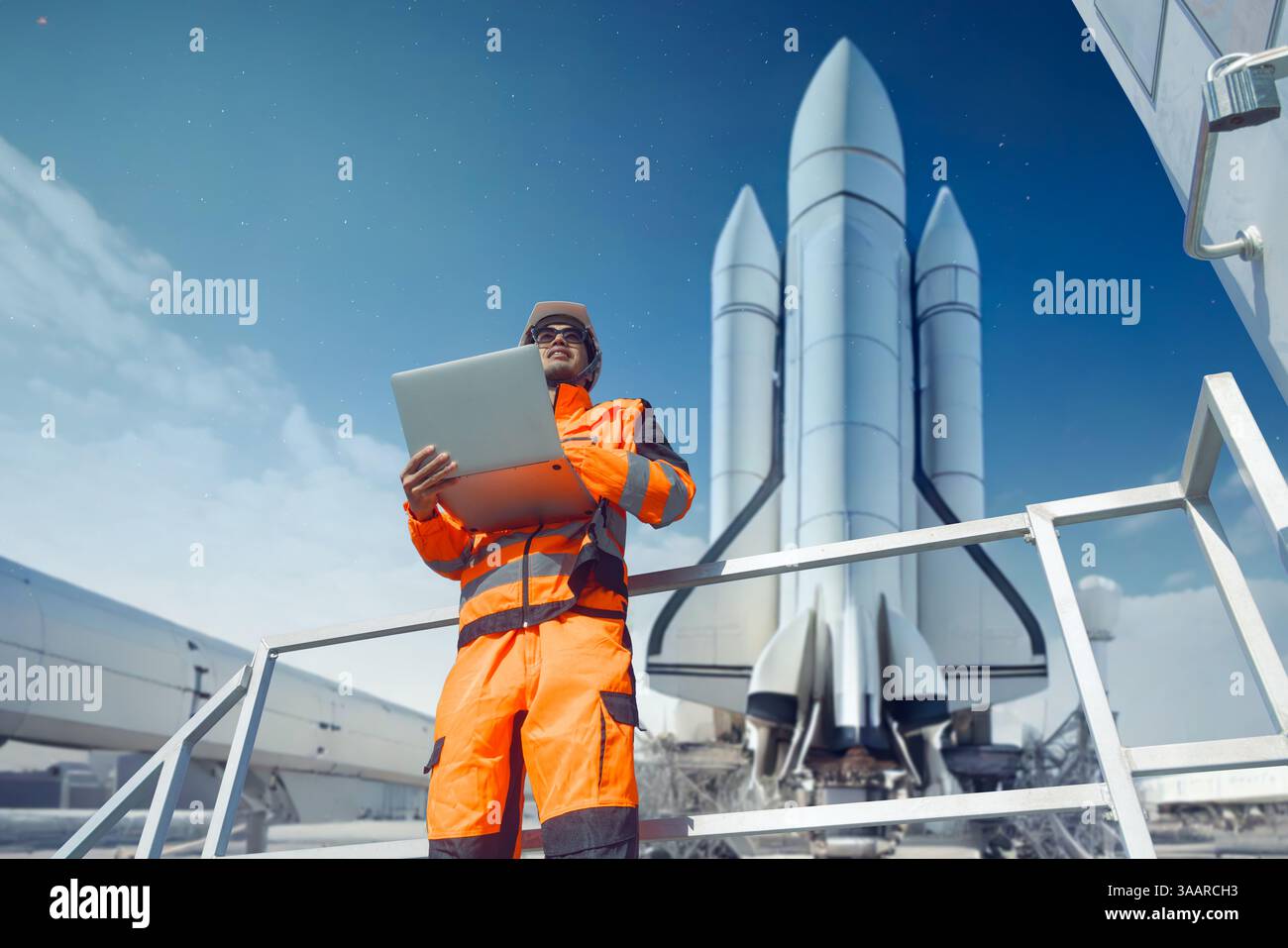 Professioneller Luft- und Raumfahrtingenieur, der in einer Raketenladefläche mit Laptop für die Steuerung arbeitet. Techniker der Space Shuttle-Station Stockfoto
