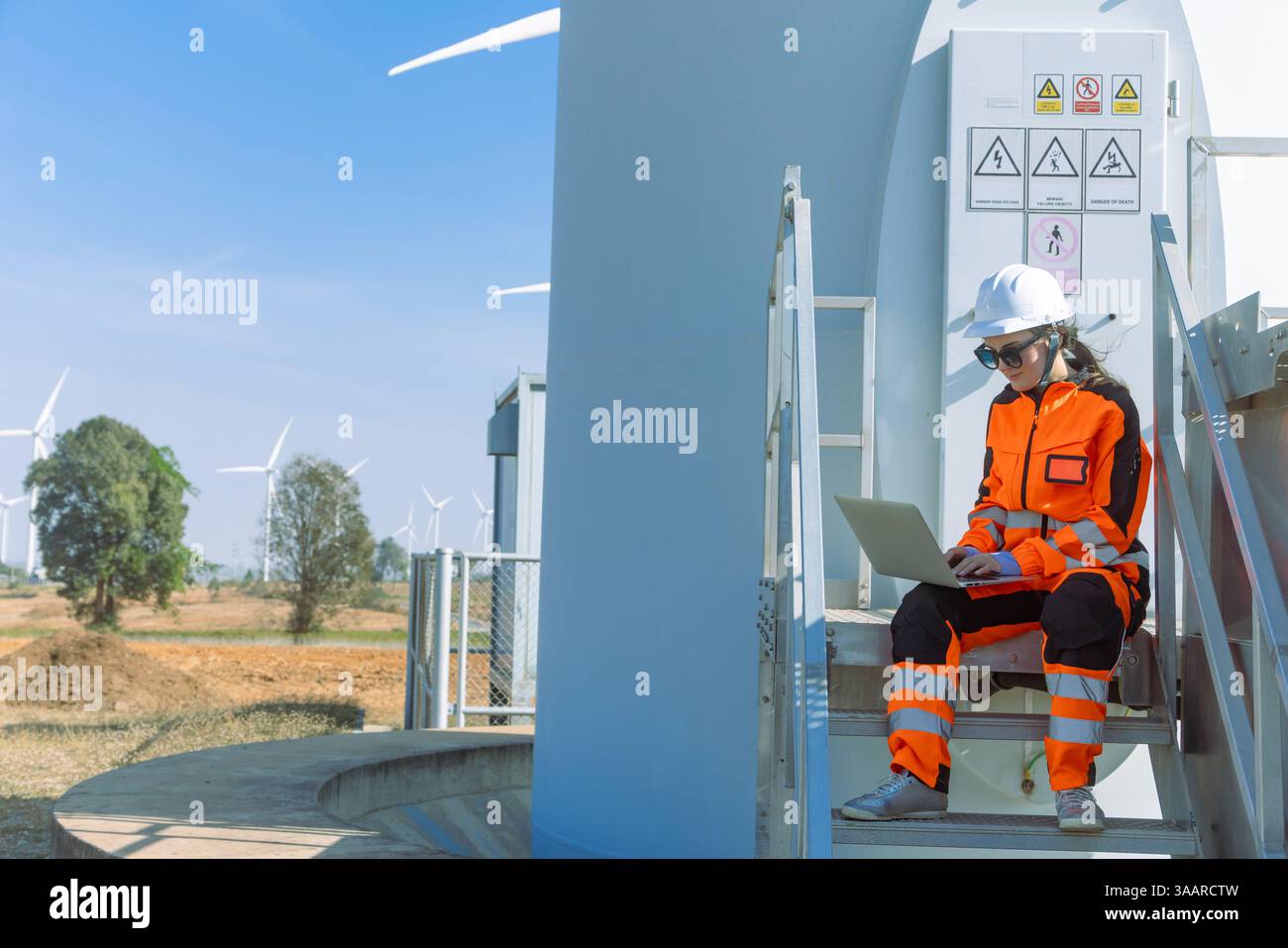 Professioneller Ingenieur Techniker Arbeiter Überprüfung Service Wartung Windturbine sauberes Elektrizitätskraftwerk. Windenergie Stromerzeuger f Stockfoto
