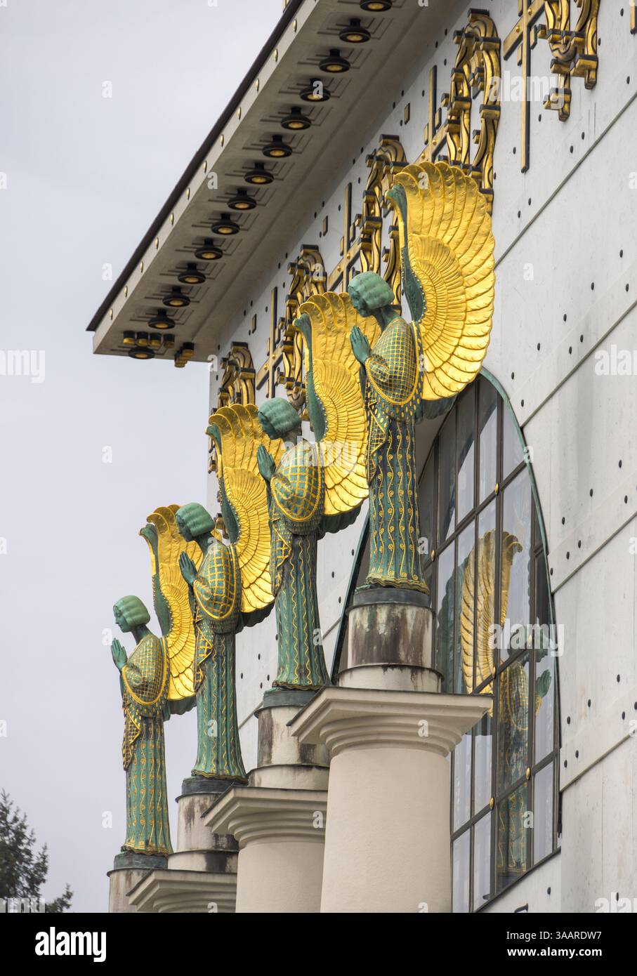 Engelsdetail von Othmar Schimkowitz, außen, Jugendstilkirche am Steinhof, 1907, auch Kirche St. Leopold, Wien, Österreich genannt Stockfoto