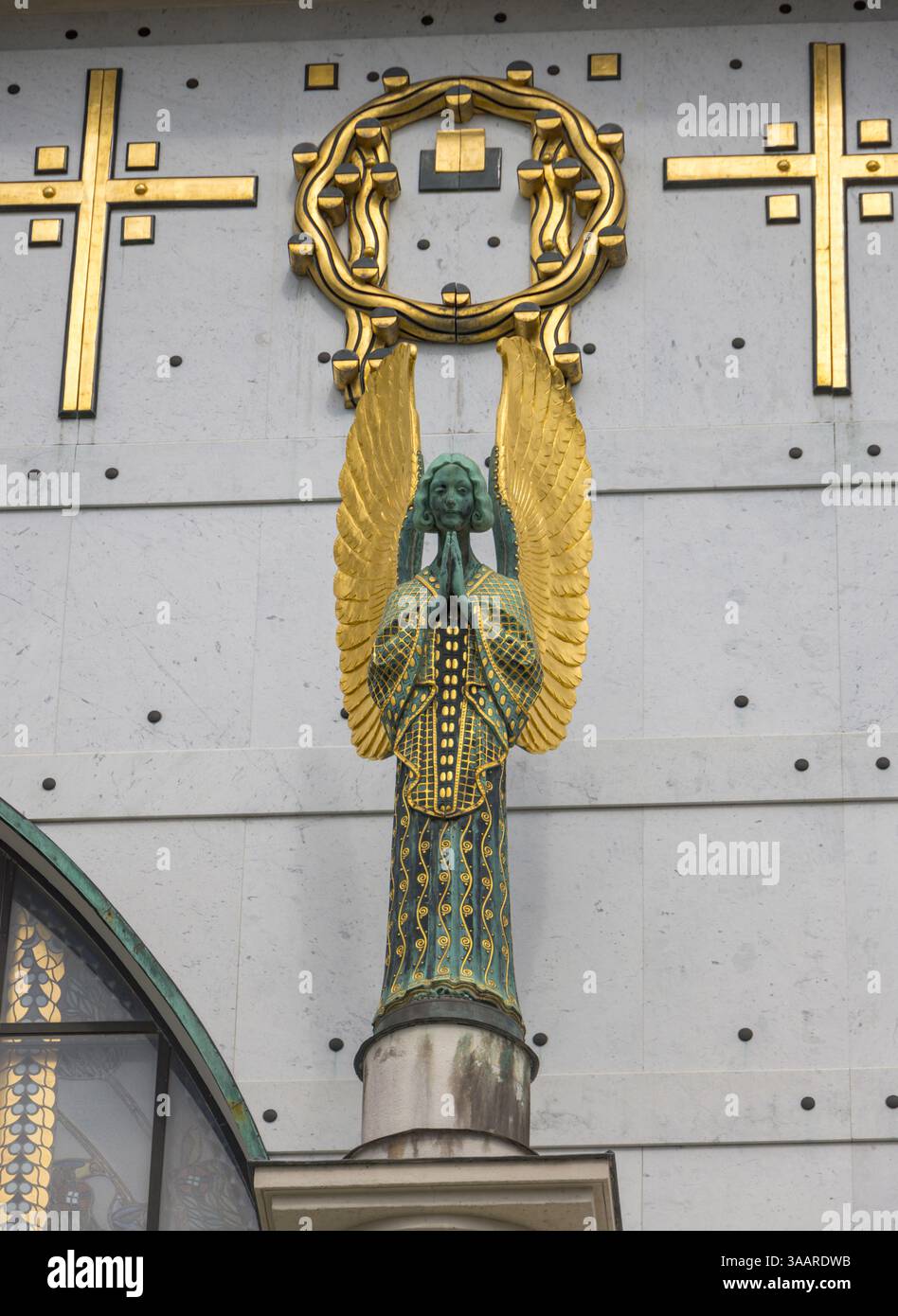 Engelsdetail von Othmar Schimkowitz, außen, Jugendstilkirche am Steinhof, 1907, auch Kirche St. Leopold, Wien, Österreich genannt Stockfoto
