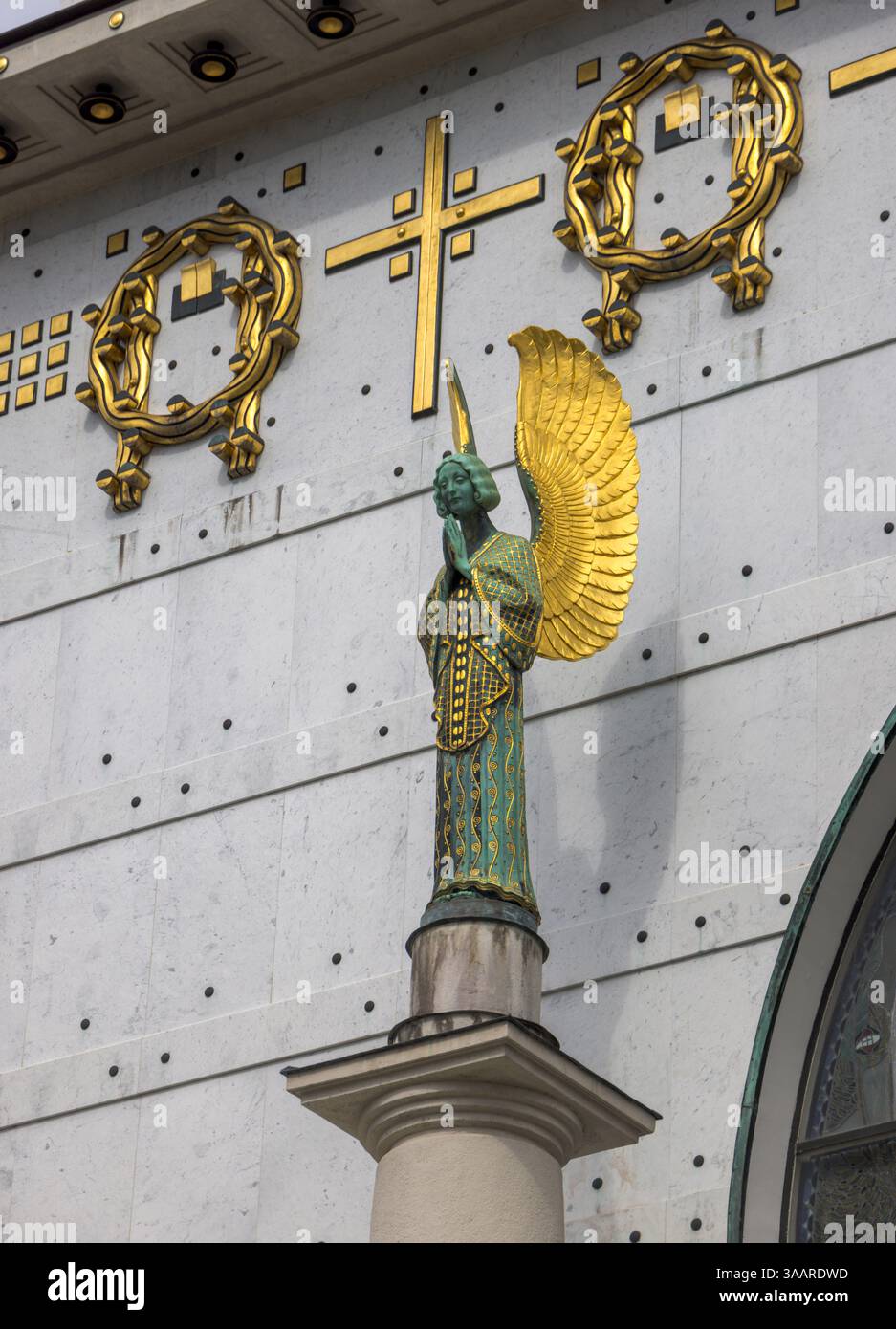 Engelsdetail von Othmar Schimkowitz, außen, Jugendstilkirche am Steinhof, 1907, auch Kirche St. Leopold, Wien, Österreich genannt Stockfoto