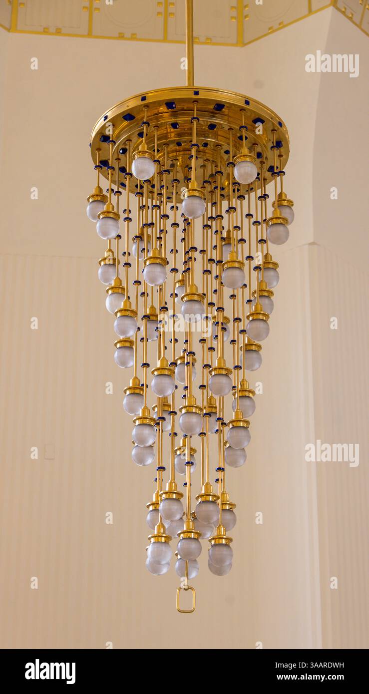 Detail des Kronleuchters, Jugendstilkirche am Steinhof, 1907, auch Kirche St. Leopold, Wien, Österreich genannt Stockfoto