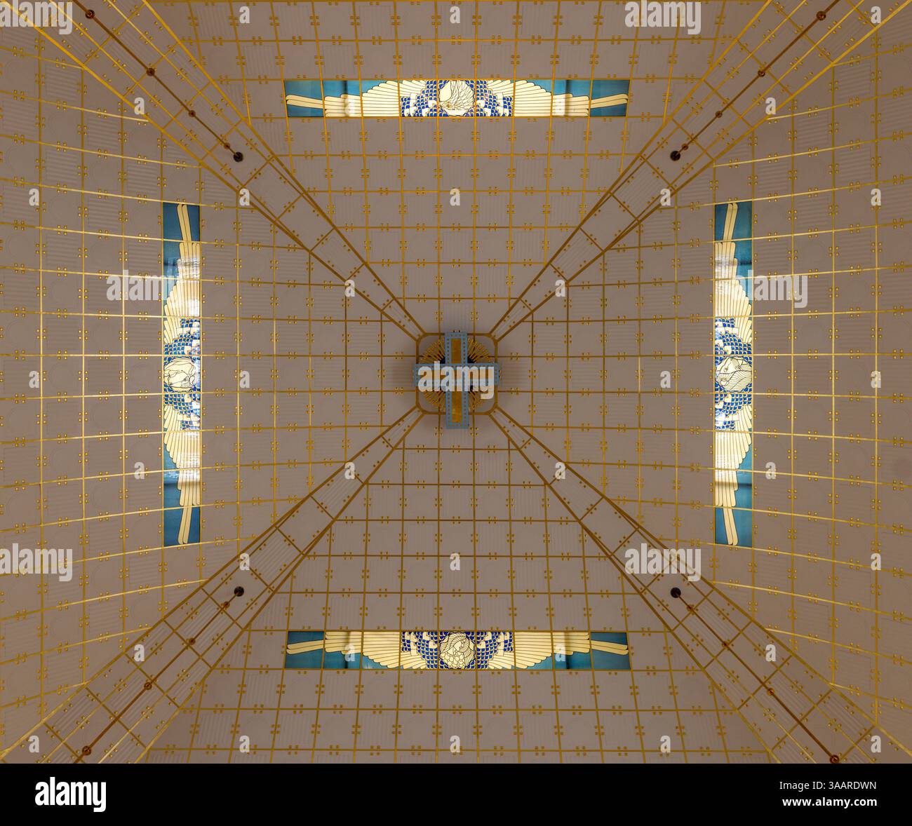 Innenkuppel mit Buntglassymbolen der vier Evangelisten, Jugendstilkirche am Steinhof, 1907, auch Kirche St. Leopold, Wien genannt Stockfoto