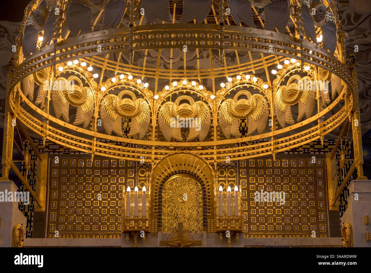 Detail des Baldachins über dem Altar, Jugendstilkirche am Steinhof, 1907, auch Kirche St. Leopold, Wien, Österreich genannt Stockfoto