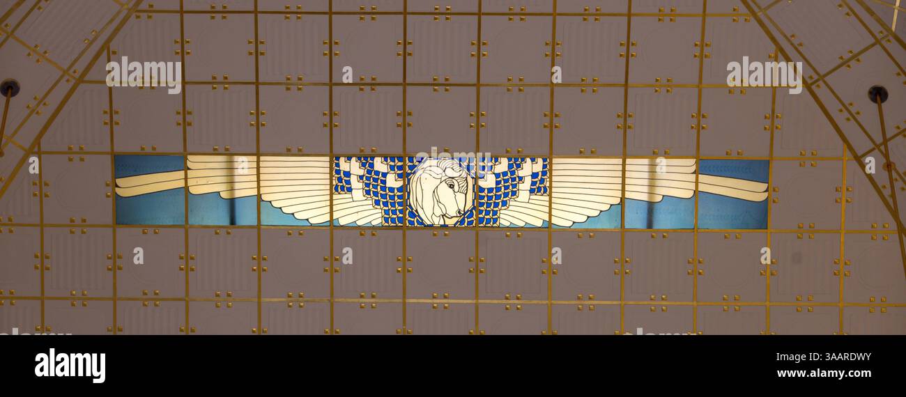 Buntglasbulle, Symbol des Evangelisten Lukas, von Koloman Moser, Jugendstilkirche am Steinhof, 1907, auch Kirche St. Leopold, Wien genannt Stockfoto