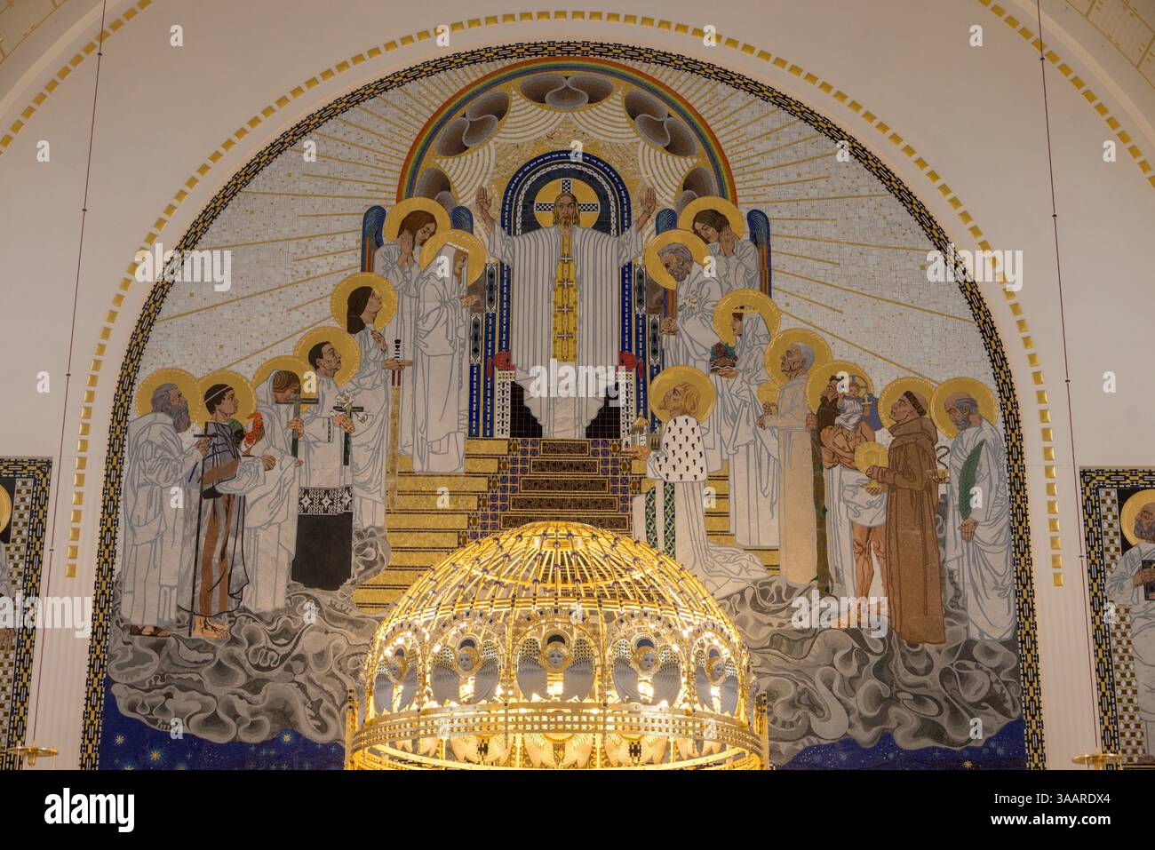Altar mit Mosaik Christi, Jugendstilkirche am Steinhof, 1907, auch Kirche St. Leopold genannt, Wien, Österreich Stockfoto