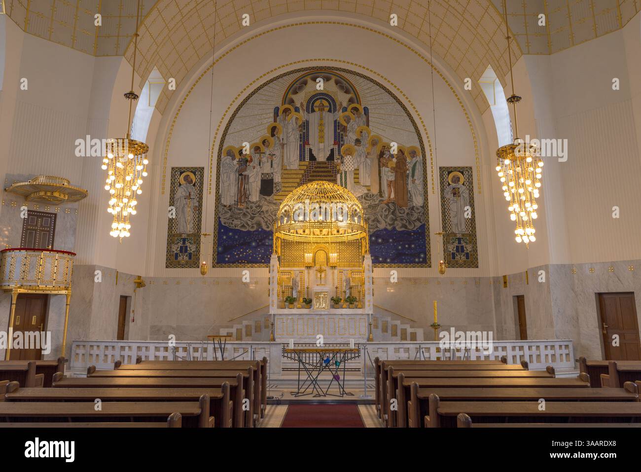 Altar mit Mosaik Christi, Jugendstilkirche am Steinhof, 1907, auch Kirche St. Leopold genannt, Wien, Österreich Stockfoto