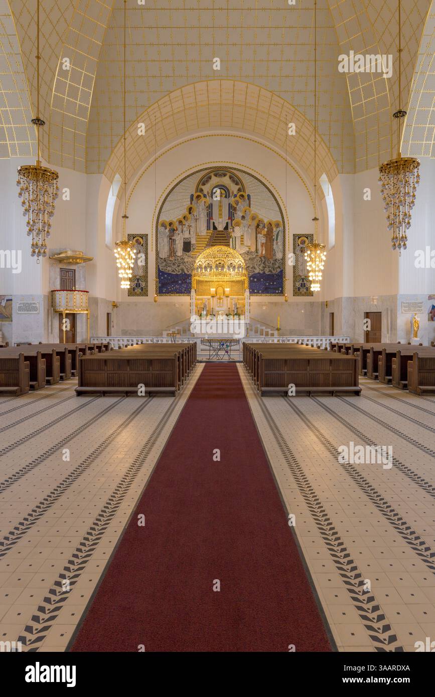 Altar mit Mosaik Christi, Jugendstilkirche am Steinhof, 1907, auch Kirche St. Leopold genannt, Wien, Österreich Stockfoto